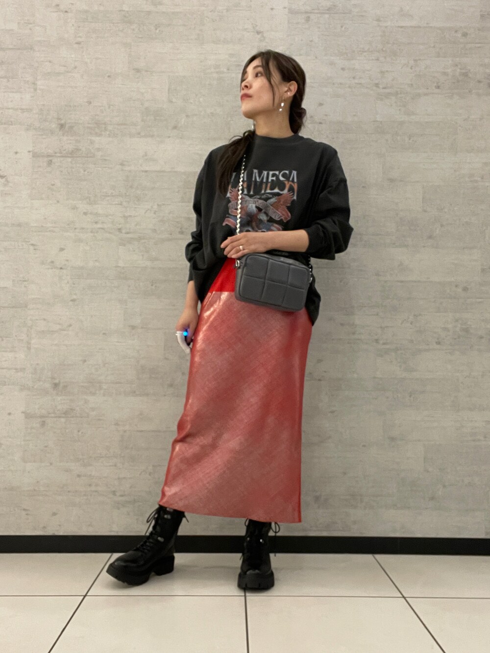「秋服準備はじめました、ラクチンコーデ、チェーンバッグ、ミニバッグ、おでかけコーデ、ロンT、カジュアルコーデ、ビーセカンド、B2nd」｜「GOOD ROCK SPEEDのGOOD ROCK SPEED (グッドロックスピード) イーグルロングTシャツ/ブラック（Tシャツ/カットソー、ブラック系）」を使った、kimmyさん（レディース・162cm）の秋コーディネートの5枚目の写真