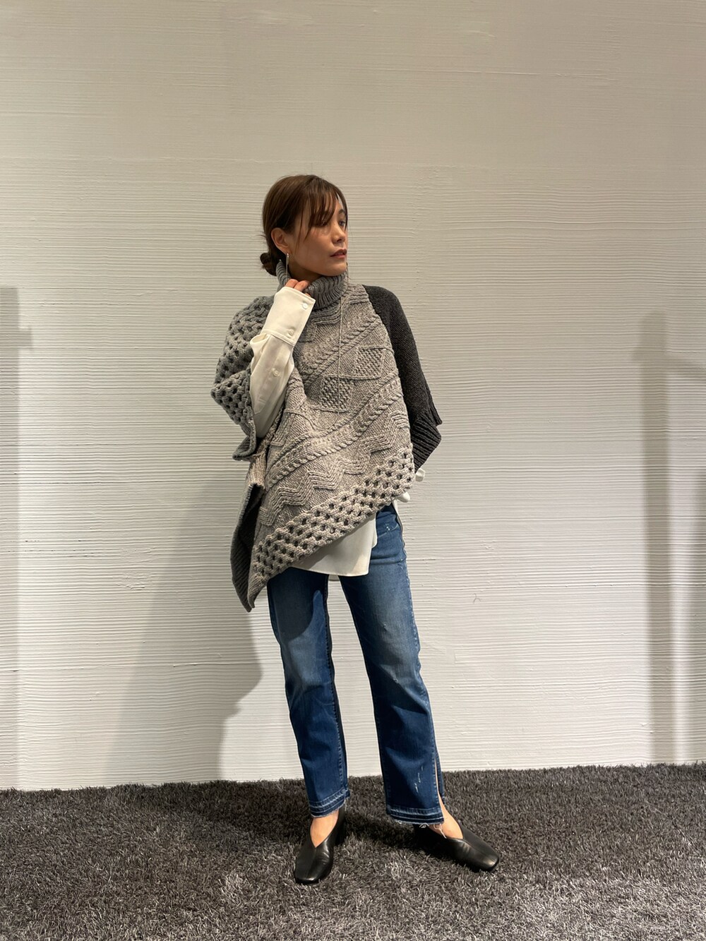 「大人カジュアル、シンプルコーデ、秋コーデ、ラクチンコーデ、ストレートデニム、ストレッチパンツ、スリットパンツ、ビーセカンド、B2nd、ニット」｜「surtのSURT（サート）サイドスリットデニム（デニムパンツ、ブルー系）」を使った、kimmyさん（レディース・162cm）の秋コーディネートの3枚目の写真