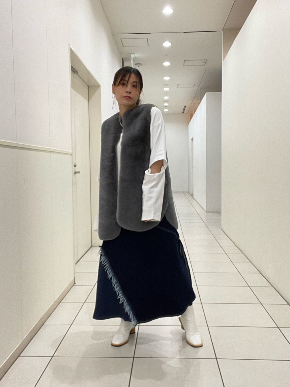 「デニムスカート、大人カジュアル、ロングスカート、秋服、ラクチンコーデ、B2nd、大人かわいい、秋冬コーデ、ママファッション、ビーセカンド」｜「DROIT BELLOのDROIT BELLO(ドロイトベロ) ファーベスト（ベスト、グレー系）」を使った、kimmyさん（レディース・162cm）の夏コーディネートの5枚目の写真