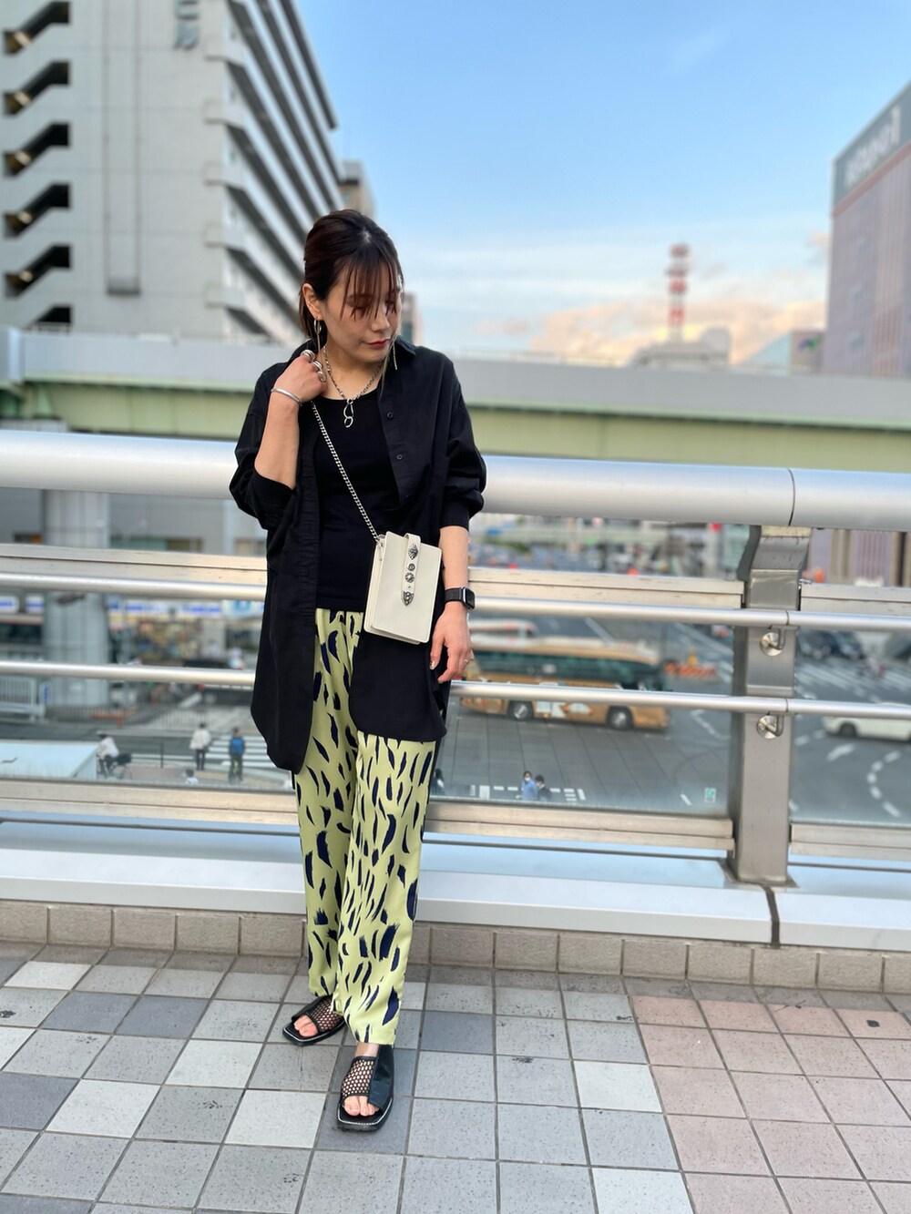 「春夏コーデ、オトナ女子、きれいめカジュアル、パンツスタイル、柄パンツ、ゆるコーデ、ビタミンカラー、ビーセカンド、B2nd、ファッションの力を信じよう」｜「DROIT BELLOのDROIT BELLO（ドロイトベロ）CHAIN NECKLACE / チェーンネックレス（ネックレス、シルバー系）」を使った、kimmyさん（レディース・162cm）の春コーディネートの3枚目の写真