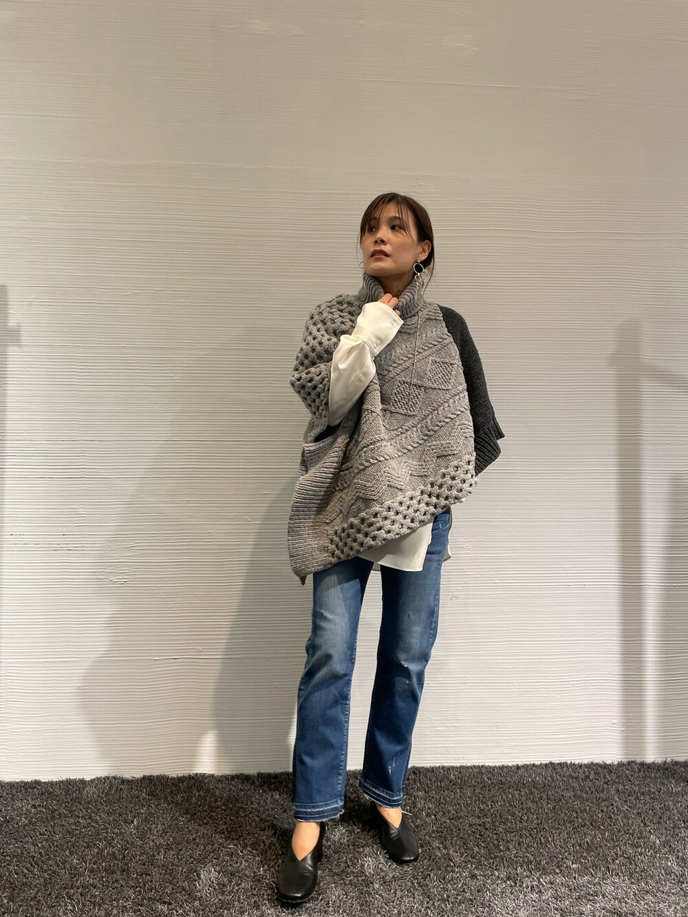 「大人カジュアル、シンプルコーデ、秋コーデ、ラクチンコーデ、ストレートデニム、ストレッチパンツ、スリットパンツ、ビーセカンド、B2nd、ニット」｜「surtのSURT（サート）サイドスリットデニム（デニムパンツ、ブルー系）」を使った、kimmyさん（レディース・162cm）の秋コーディネートの5枚目の写真