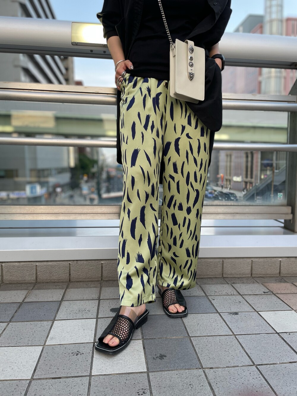 「春夏コーデ、オトナ女子、きれいめカジュアル、パンツスタイル、柄パンツ、ゆるコーデ、ビタミンカラー、ビーセカンド、B2nd、ファッションの力を信じよう」｜「DROIT BELLOのDROIT BELLO（ドロイトベロ）CHAIN NECKLACE / チェーンネックレス（ネックレス、シルバー系）」を使った、kimmyさん（レディース・162cm）の春コーディネートの4枚目の写真