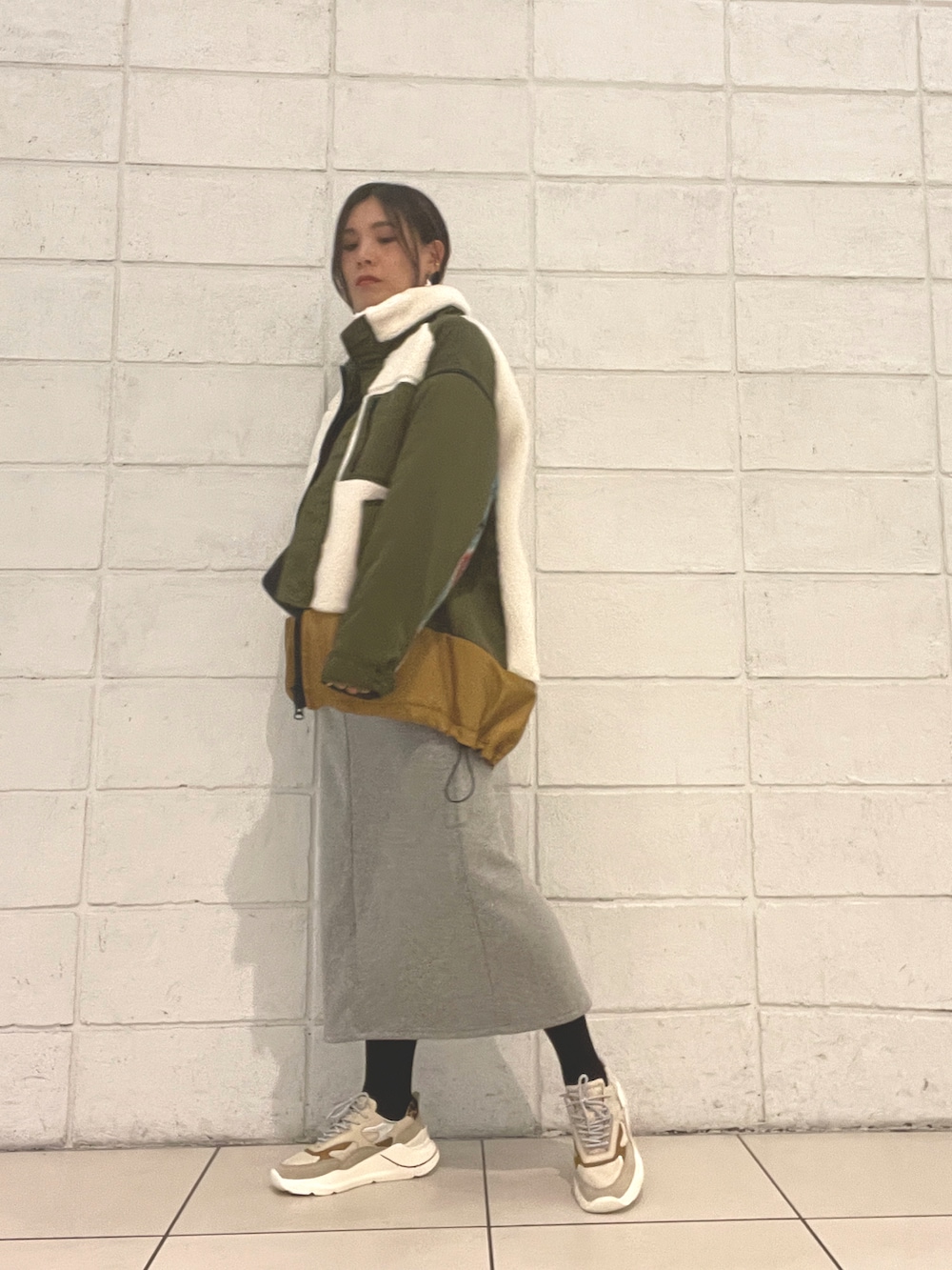 「大人カジュアル、きれいめカジュアル、ゆるコーデ、ラクチンコーデ、着回しコーデ、B2nd、秋冬コーデ、オトナ女子、ビーセカンド」｜「D.A.T.E.のD.A.T.E.（デイト）LEOPARD（スニーカー、ホワイト系）」を使った、kimmyさん（レディース・162cm）の冬コーディネートの2枚目の写真