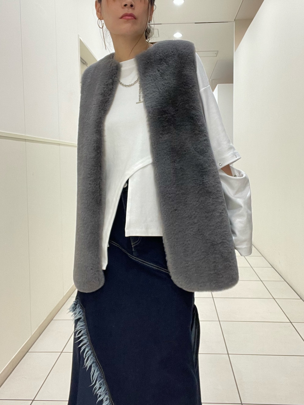 「デニムスカート、大人カジュアル、ロングスカート、秋服、ラクチンコーデ、B2nd、大人かわいい、秋冬コーデ、ママファッション、ビーセカンド」｜「DROIT BELLOのDROIT BELLO(ドロイトベロ) ファーベスト（ベスト、グレー系）」を使った、kimmyさん（レディース・162cm）の夏コーディネートの3枚目の写真