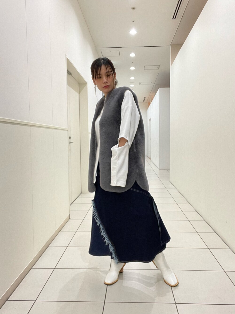 「デニムスカート、大人カジュアル、ロングスカート、秋服、ラクチンコーデ、B2nd、大人かわいい、秋冬コーデ、ママファッション、ビーセカンド」｜「DROIT BELLOのDROIT BELLO(ドロイトベロ) ファーベスト（ベスト、グレー系）」を使った、kimmyさん（レディース・162cm）の夏コーディネートの2枚目の写真