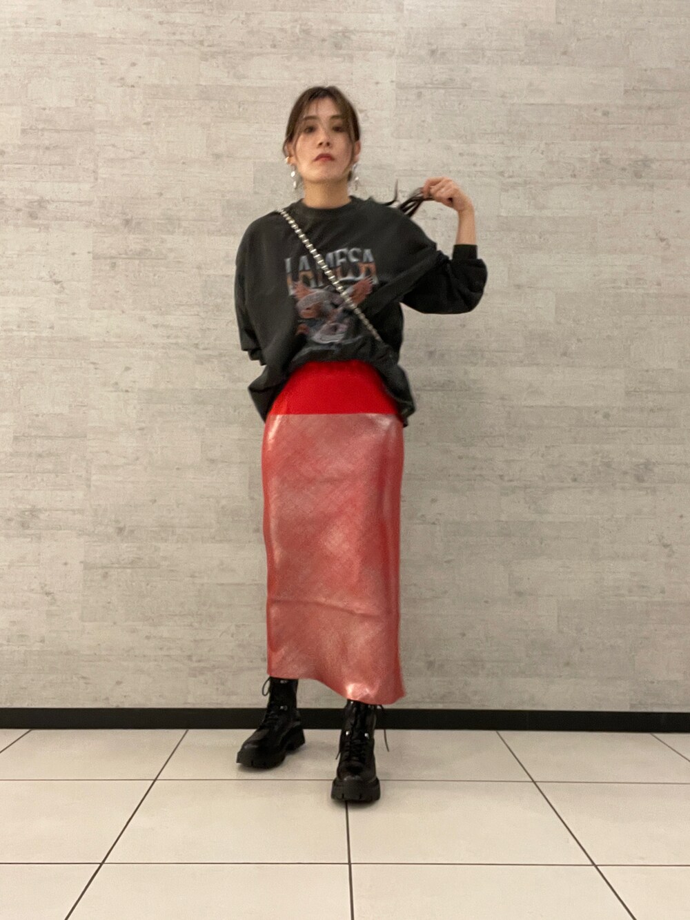 「秋服準備はじめました、ラクチンコーデ、チェーンバッグ、ミニバッグ、おでかけコーデ、ロンT、カジュアルコーデ、ビーセカンド、B2nd」｜「GOOD ROCK SPEEDのGOOD ROCK SPEED (グッドロックスピード) イーグルロングTシャツ/ブラック（Tシャツ/カットソー、ブラック系）」を使った、kimmyさん（レディース・162cm）の秋コーディネートの3枚目の写真