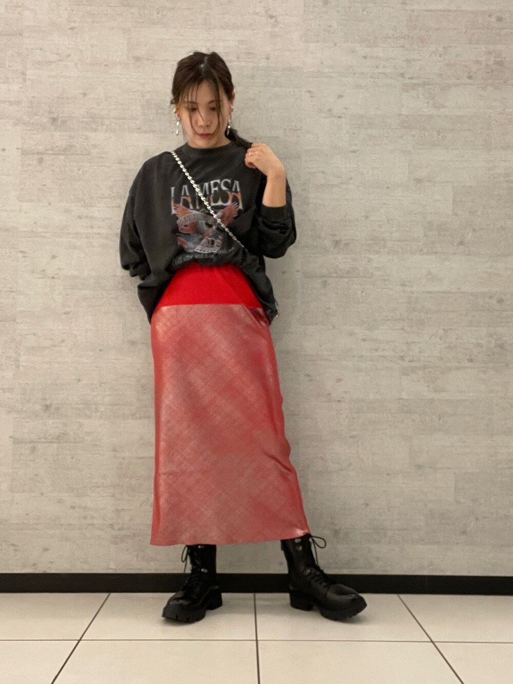 「秋服準備はじめました、ラクチンコーデ、チェーンバッグ、ミニバッグ、おでかけコーデ、ロンT、カジュアルコーデ、ビーセカンド、B2nd」｜「GOOD ROCK SPEEDのGOOD ROCK SPEED (グッドロックスピード) イーグルロングTシャツ/ブラック（Tシャツ/カットソー、ブラック系）」を使った、kimmyさん（レディース・162cm）の秋コーディネートの2枚目の写真