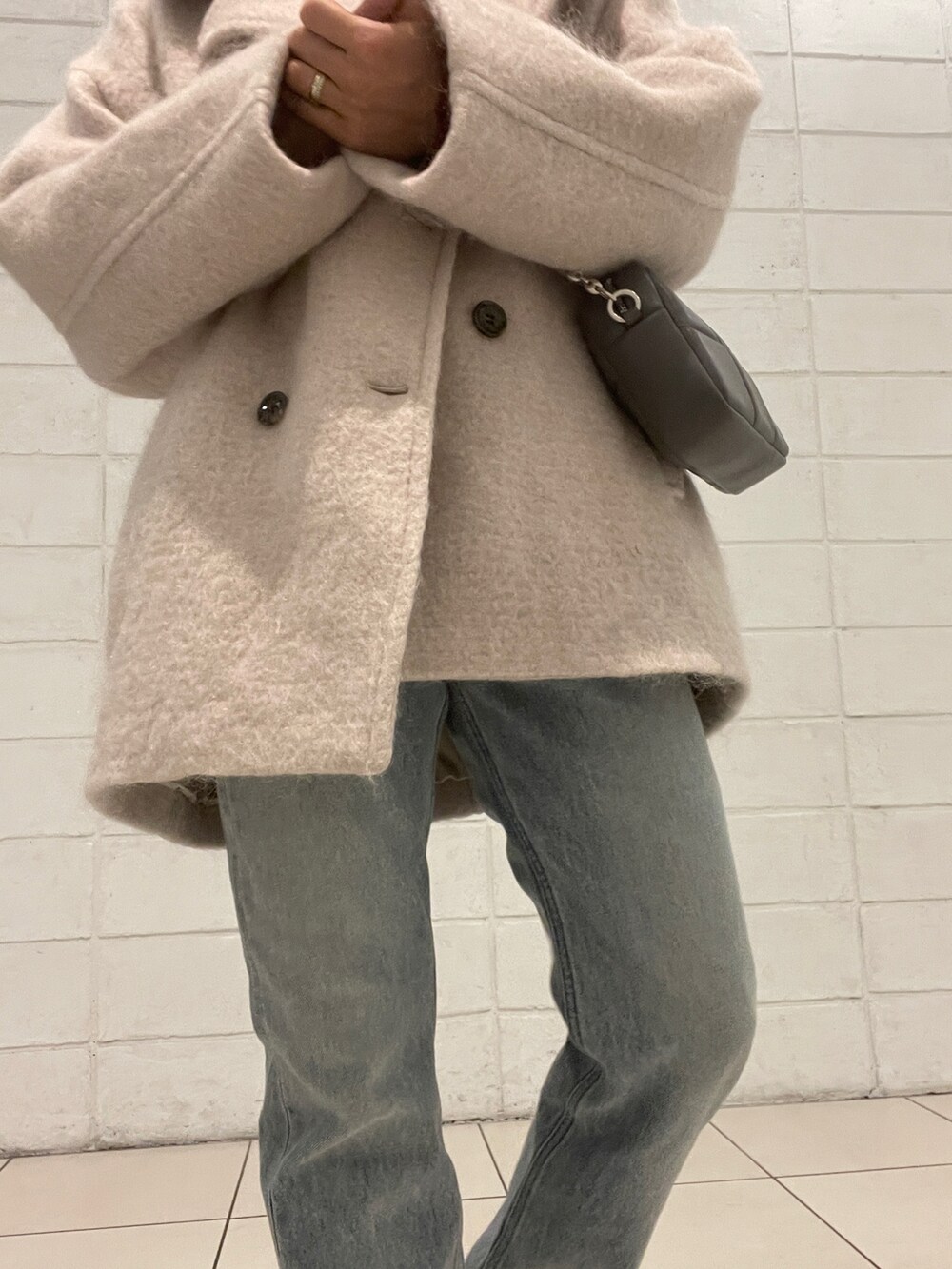 「秋冬コーデ、オーバーコート、ビッグシルエット、チェーンバッグ、ラクチンコーデ、オトナ女子、シンプルスタイル、ビーセカンド、B2nd」｜「CLOCHEのCLOCHE (クロシェ)　シャギーコート（その他アウター、ホワイト系）」を使った、kimmyさん（レディース・162cm）の冬コーディネートの5枚目の写真
