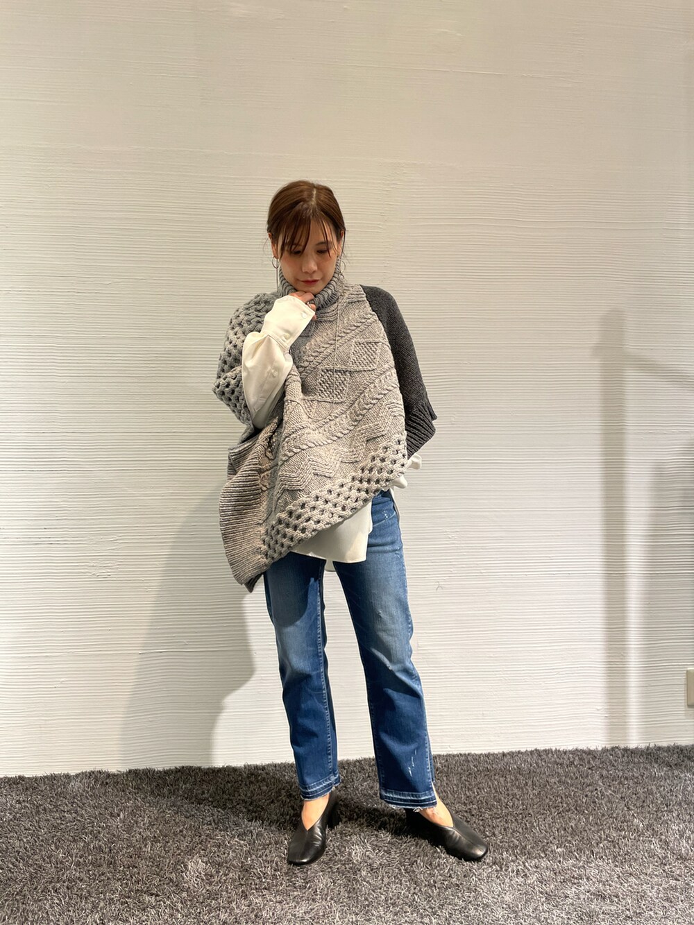 「大人カジュアル、シンプルコーデ、秋コーデ、ラクチンコーデ、ストレートデニム、ストレッチパンツ、スリットパンツ、ビーセカンド、B2nd、ニット」｜「surtのSURT（サート）サイドスリットデニム（デニムパンツ、ブルー系）」を使った、kimmyさん（レディース・162cm）の秋コーディネートの4枚目の写真