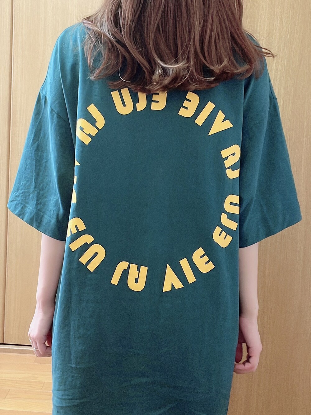 グリーン系のTシャツ/カットソーを着用したレディースの夏コーディネートの2枚目の写真