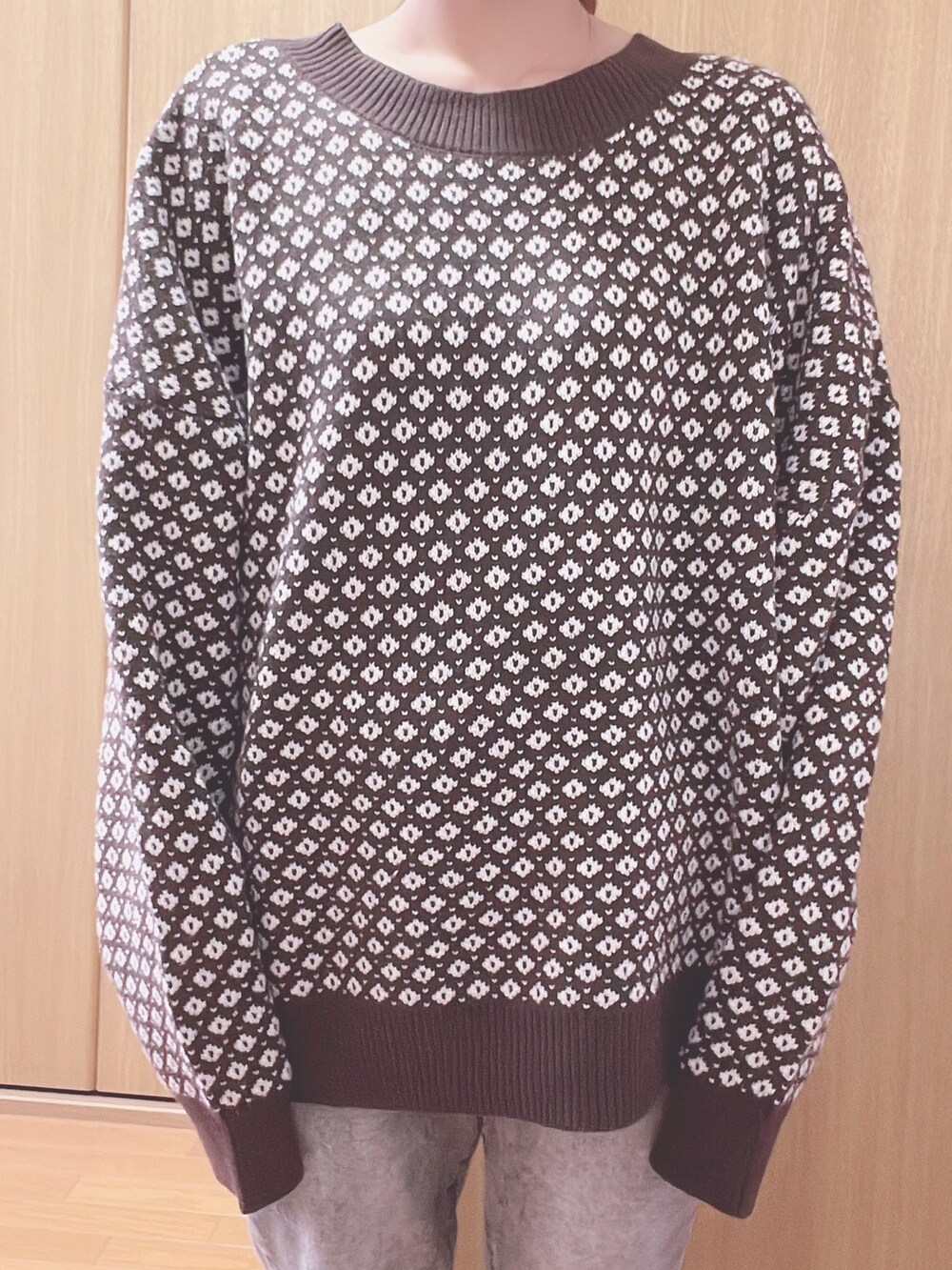 ブラウン系のカーディガン/ボレロ、ブラック系のデニムパンツを着用したレディースの秋コーディネートの2枚目の写真