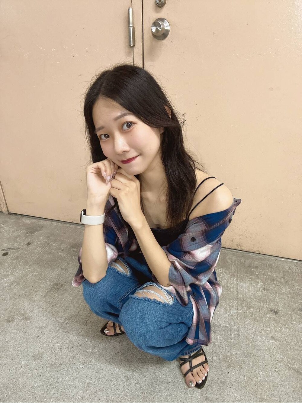 ブラック系のショルダーバッグ、ブルー系のキャミソール、ブルー系のデニムパンツを着用したレディースの夏コーディネートの3枚目の写真