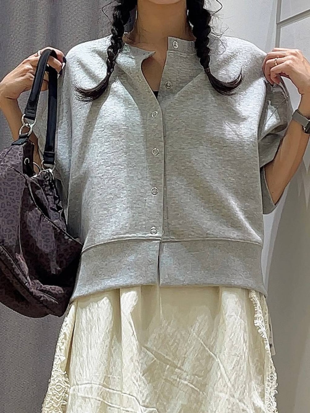 その他のハンドバッグ、ブラウン系のデニムパンツ、ホワイト系のワンピースを着用したレディースの秋コーディネートの2枚目の写真