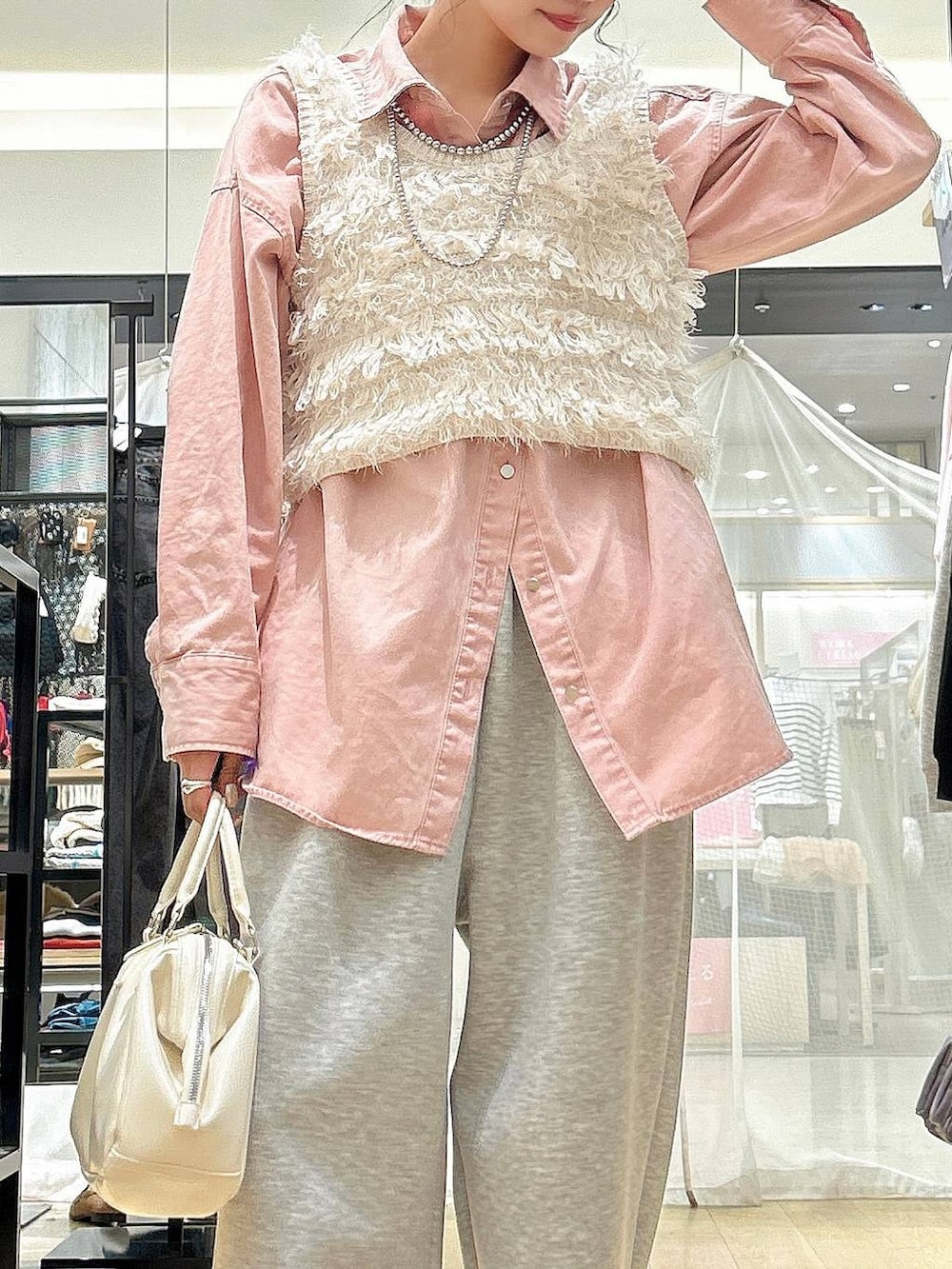 ホワイト系のベスト、ピンク系のシャツ/ブラウスを着用したレディースの冬コーディネートの7枚目の写真