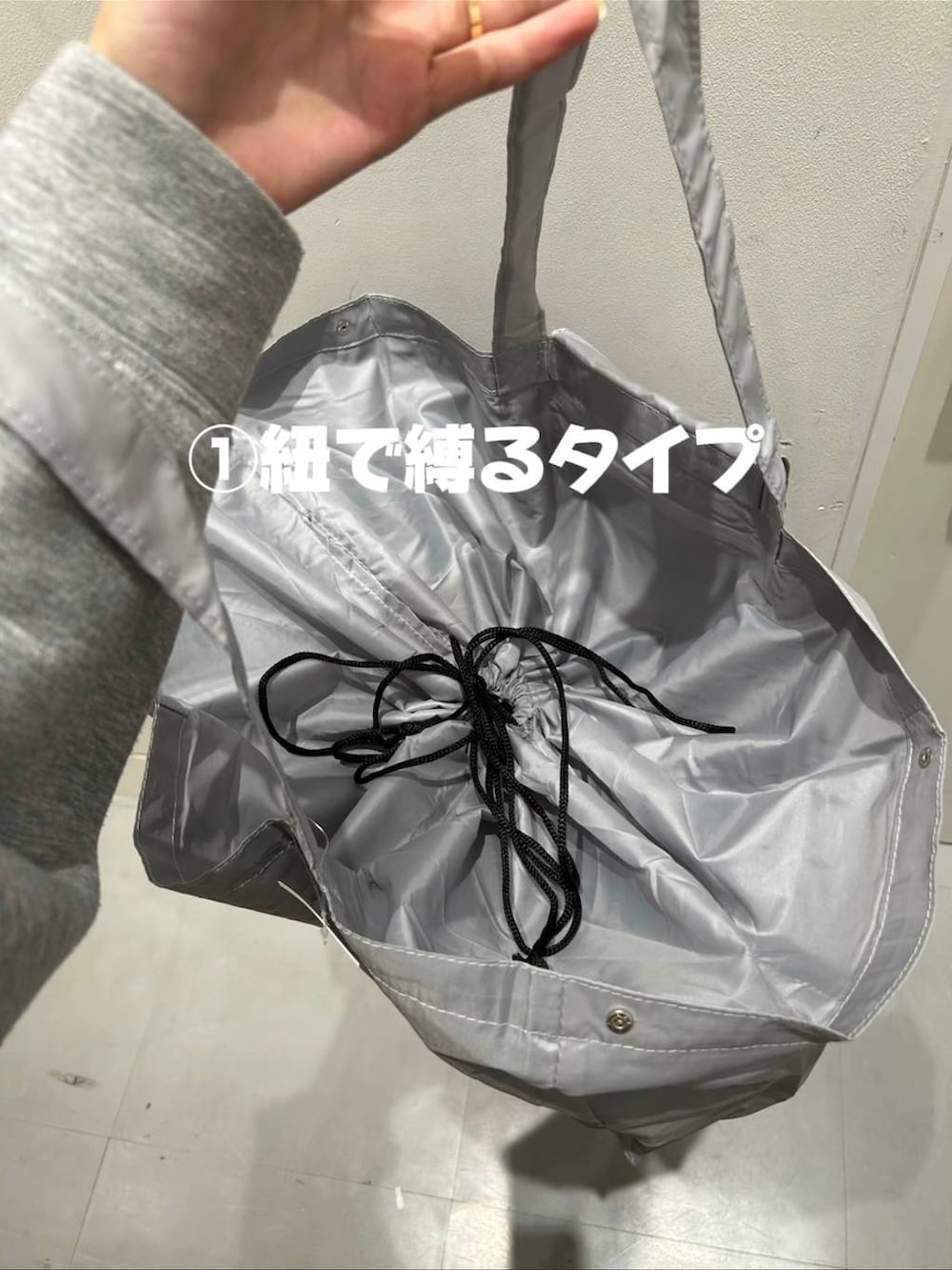 グレー系のエコバッグ/サブバッグ、グレー系のエコバッグ/サブバッグを着用したレディースの冬コーディネートの5枚目の写真