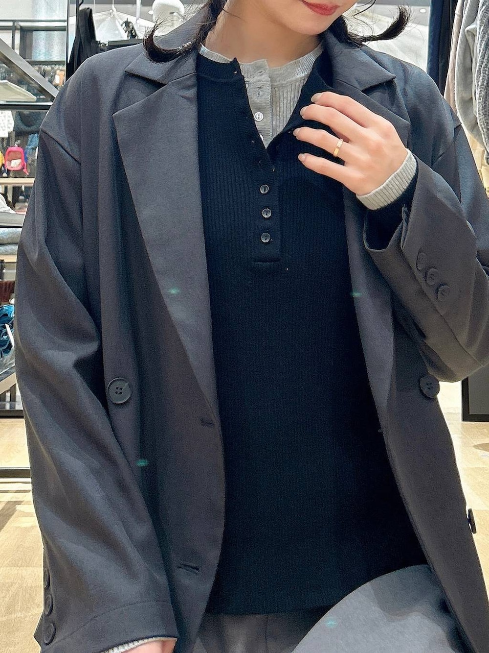 グレー系のスラックス、グレー系のテーラードジャケット、グレー系のニット/セーターを着用したレディースの冬コーディネートの4枚目の写真