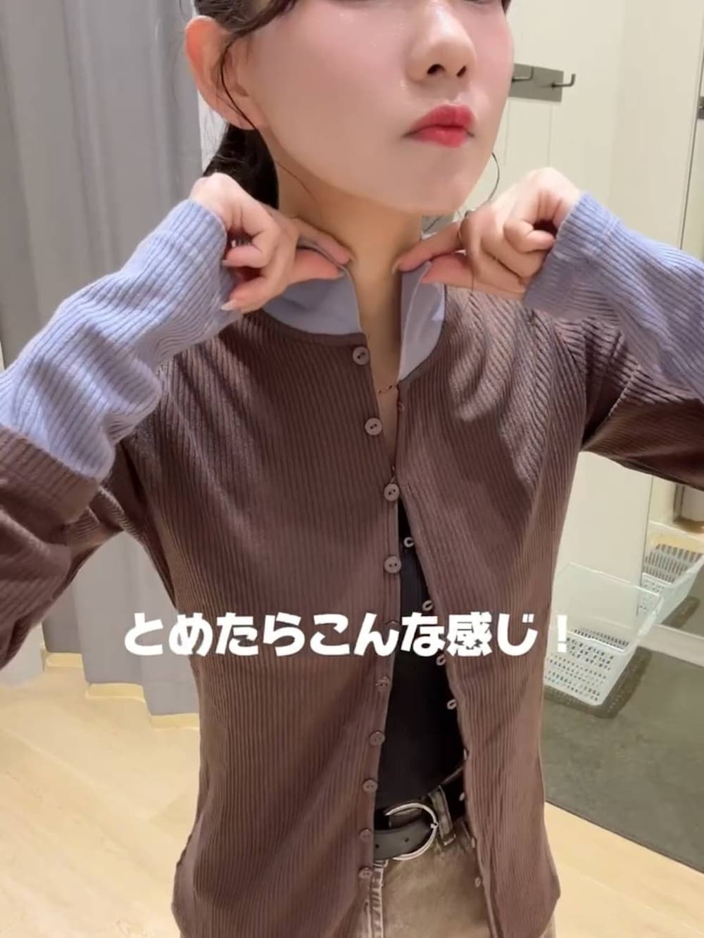 ブラウン系のニット/セーターを着用したレディースの秋コーディネートの3枚目の写真