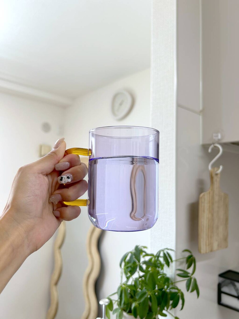 パープル系のグラス/マグカップ/タンブラー、ピンク系のグラス/マグカップ/タンブラーを着用したレディースの夏コーディネートの2枚目の写真