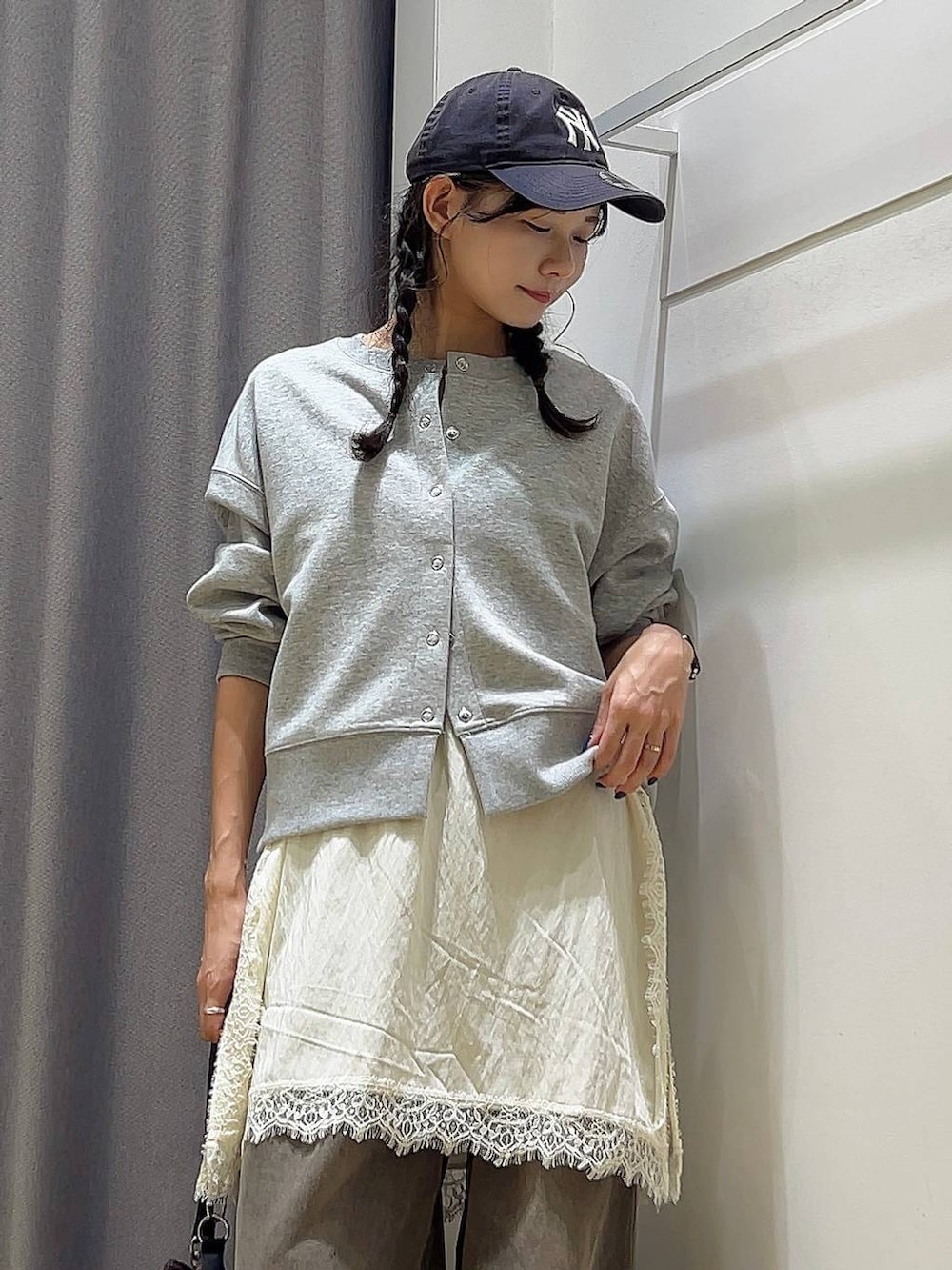 その他のハンドバッグ、ブラウン系のデニムパンツ、ホワイト系のワンピースを着用したレディースの秋コーディネートの4枚目の写真
