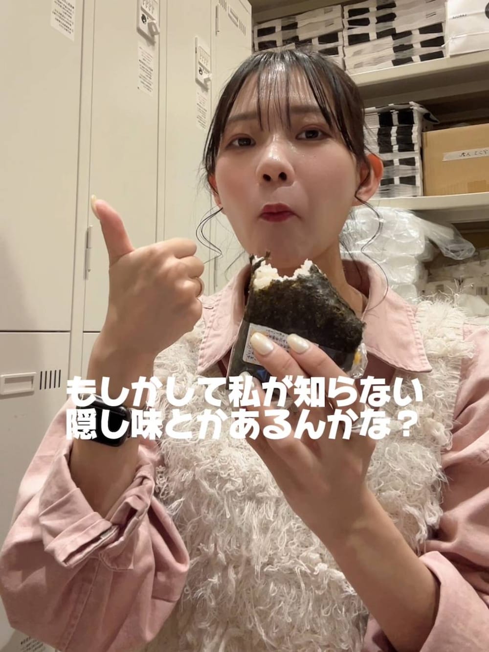 ホワイト系のベスト、ピンク系のシャツ/ブラウスを着用したレディースの冬コーディネートの3枚目の写真