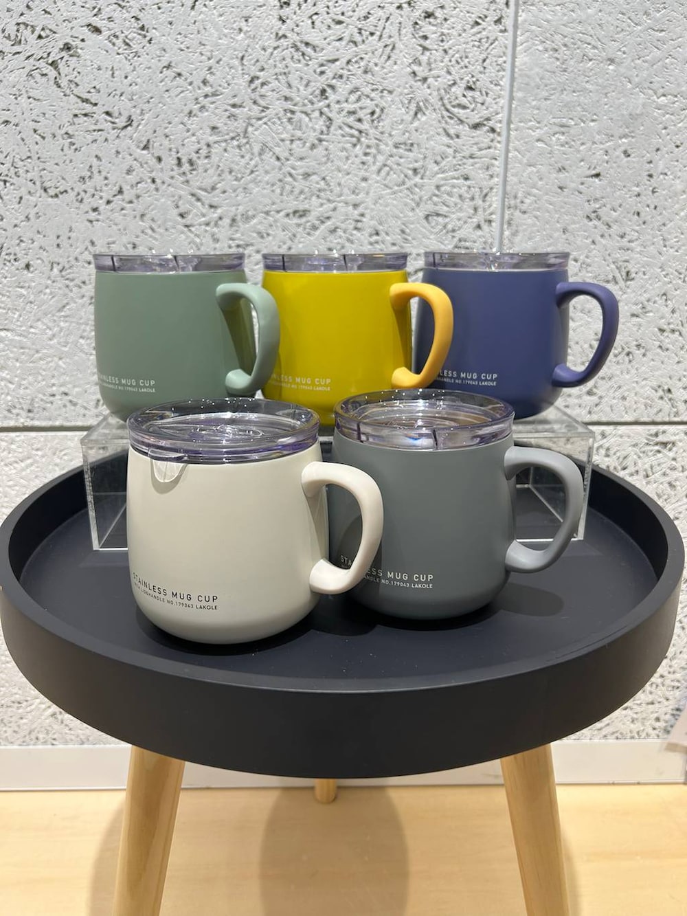 ブラック系の家具、ベージュ系のグラス/マグカップ/タンブラー、グレー系のグラス/マグカップ/タンブラーを着用したレディースの冬コーディネートの2枚目の写真