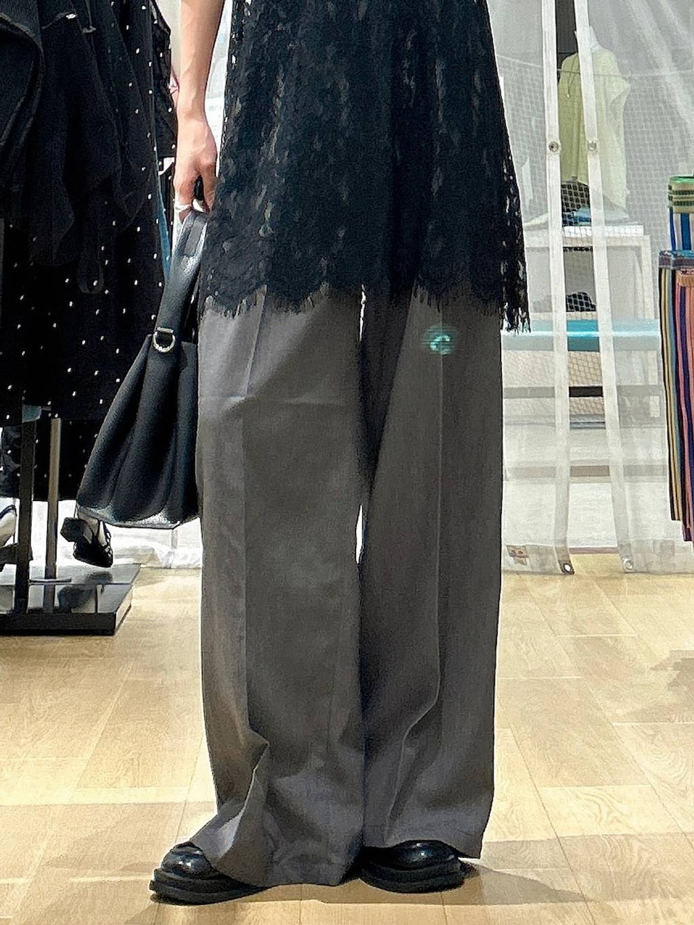 ブラック系のトートバッグ、グレー系のTシャツ/カットソー、ブラック系のワンピースを着用したレディースの夏コーディネートの3枚目の写真