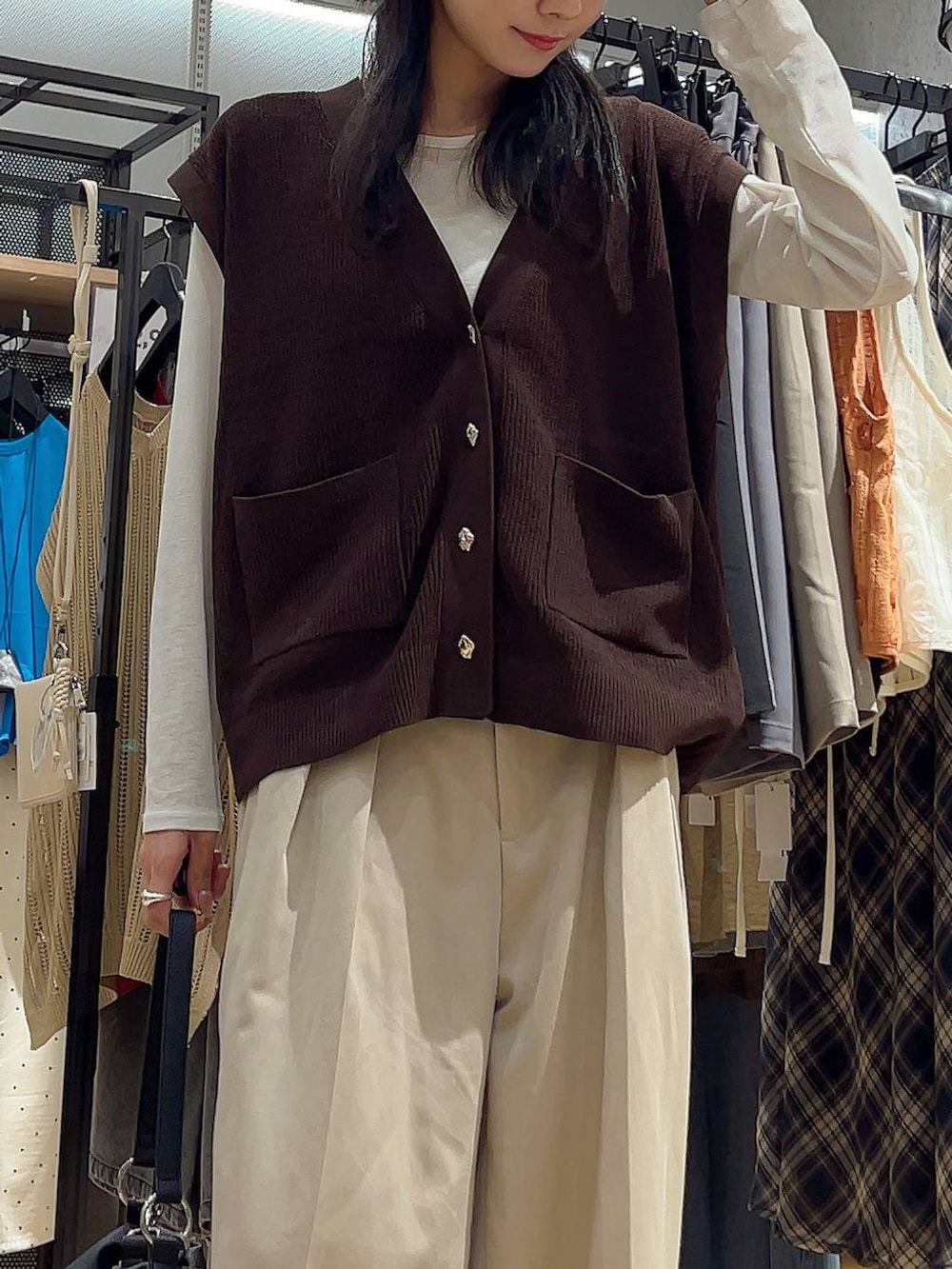 ホワイト系のTシャツ/カットソー、ブラック系のショルダーバッグ、ベージュ系のその他パンツを着用したレディースの夏コーディネートの4枚目の写真