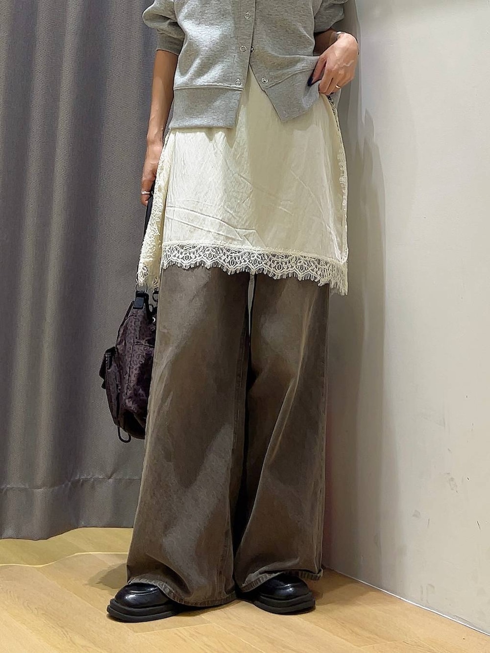 その他のハンドバッグ、ブラウン系のデニムパンツ、ホワイト系のワンピースを着用したレディースの秋コーディネートの3枚目の写真