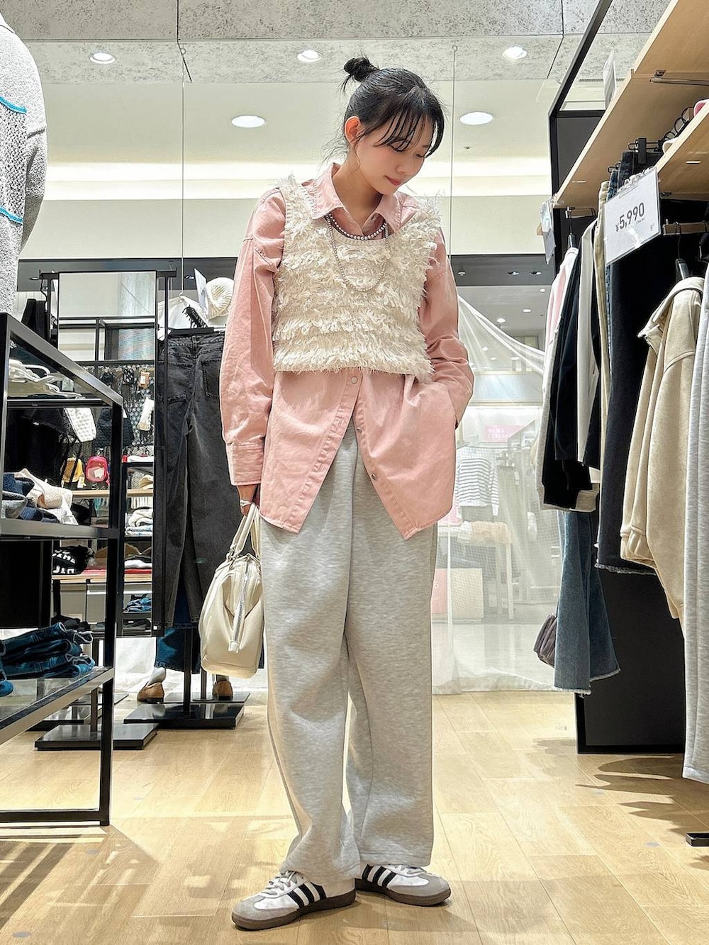 ホワイト系のベスト、ピンク系のシャツ/ブラウスを着用したレディースの冬コーディネートの6枚目の写真