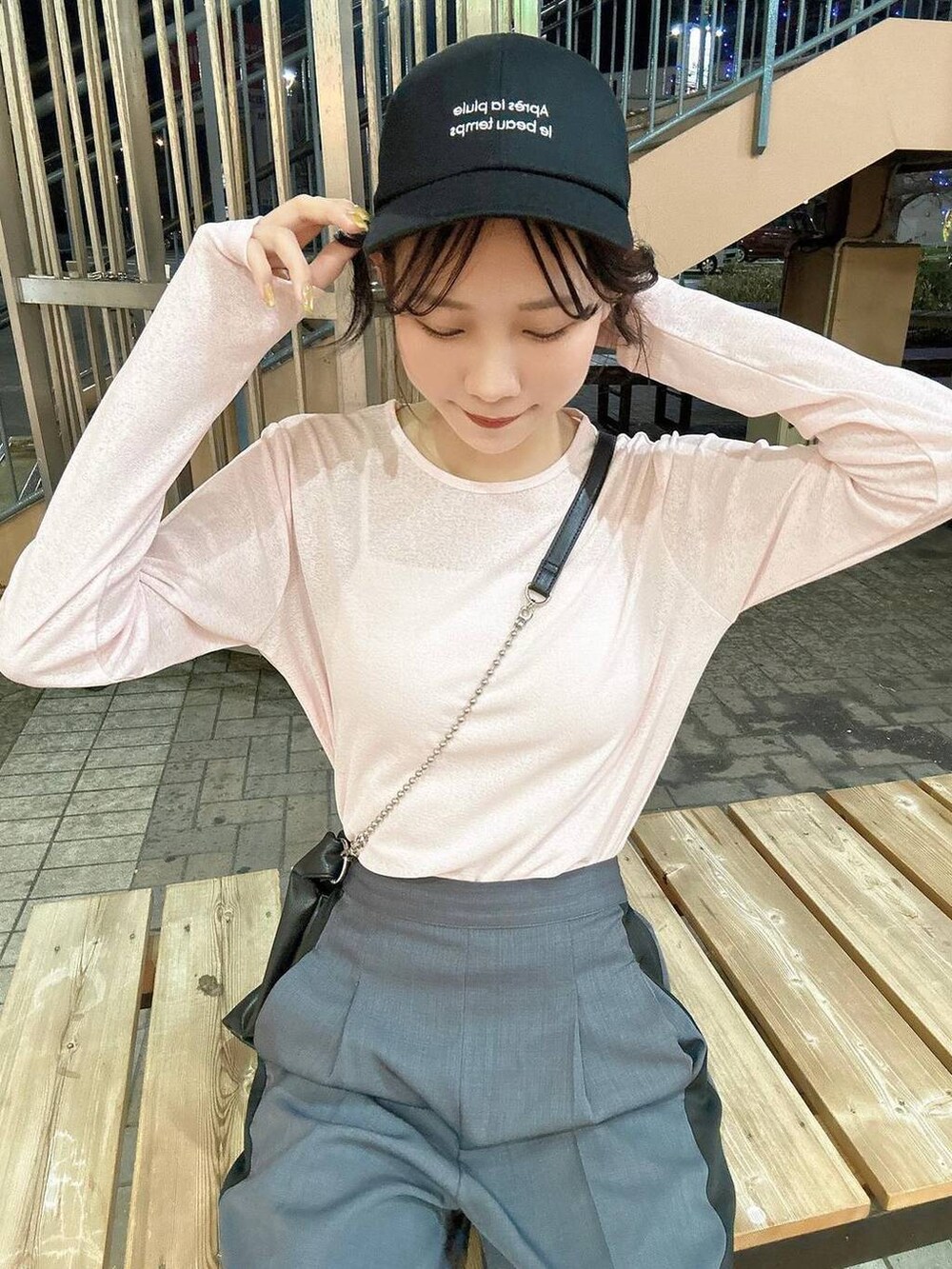 ブラック系のショルダーバッグ、グレー系のその他パンツ、ピンク系のTシャツ/カットソーを着用したレディースの春コーディネートの5枚目の写真