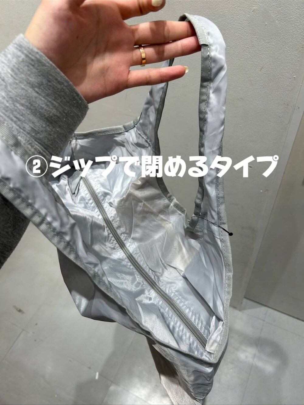 グレー系のエコバッグ/サブバッグ、グレー系のエコバッグ/サブバッグを着用したレディースの冬コーディネートの6枚目の写真