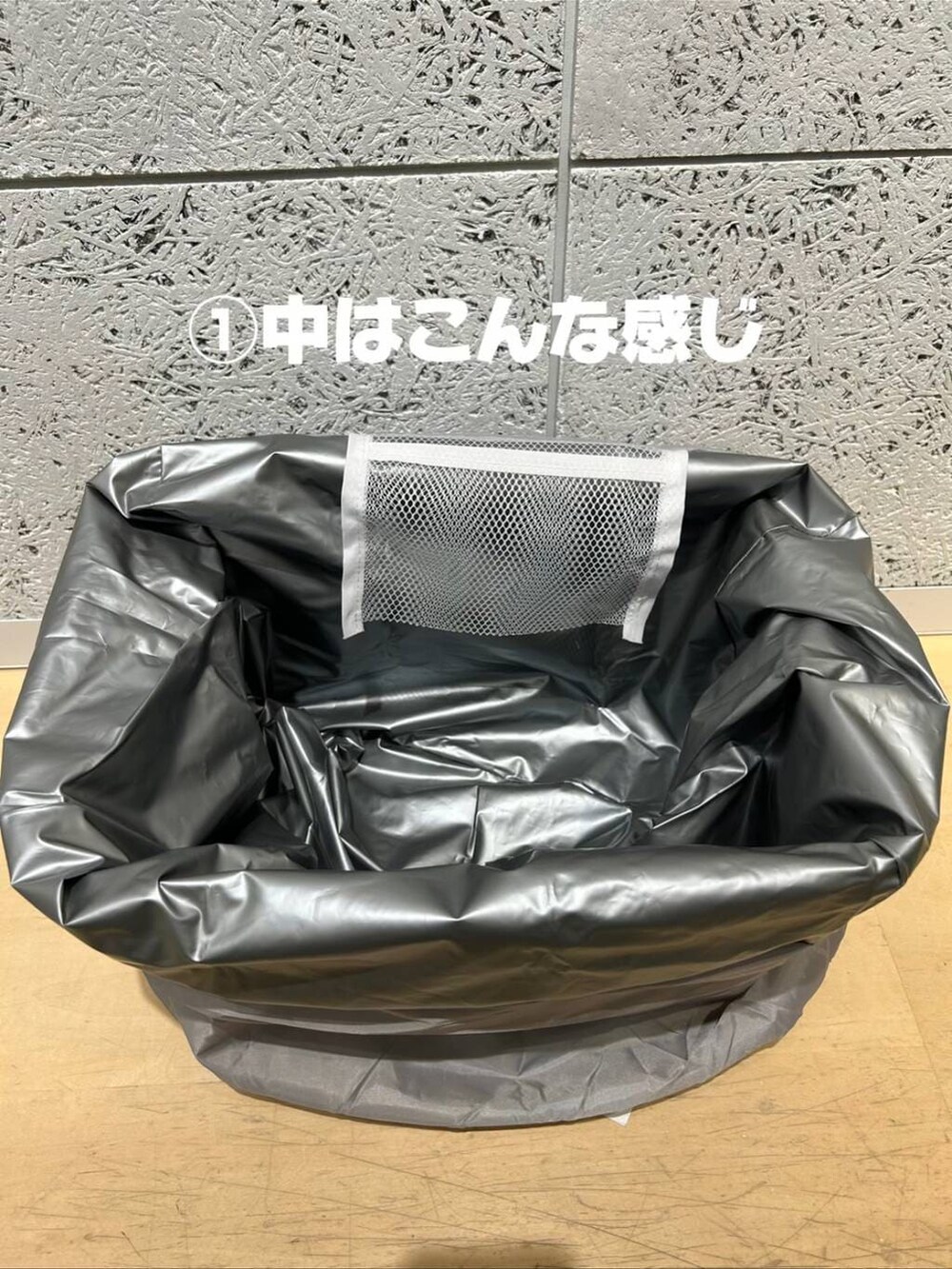 グレー系のエコバッグ/サブバッグ、グレー系のエコバッグ/サブバッグを着用したレディースの冬コーディネートの3枚目の写真