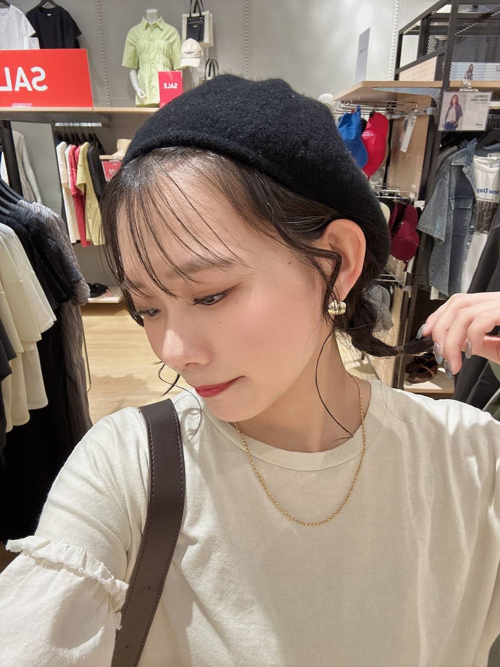 ブラウン系のショルダーバッグ、ベージュ系のチュニック、ホワイト系のソックス/靴下を着用したレディースの夏コーディネートの5枚目の写真