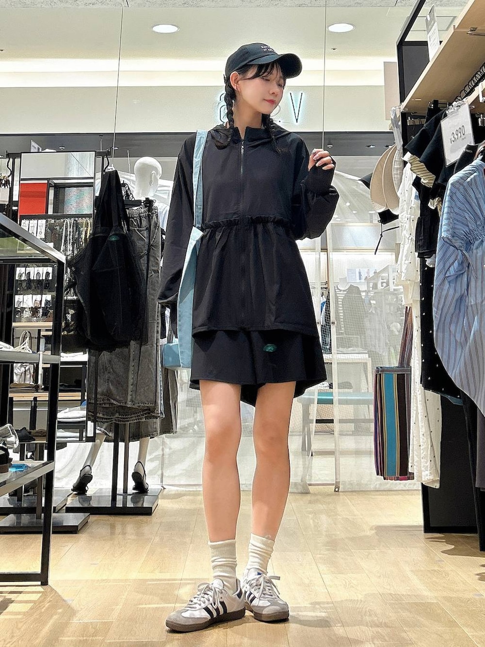 その他のネックレス、ブラック系のキャップ、ブラック系のラッシュガードを着用したレディースの夏コーディネートの2枚目の写真