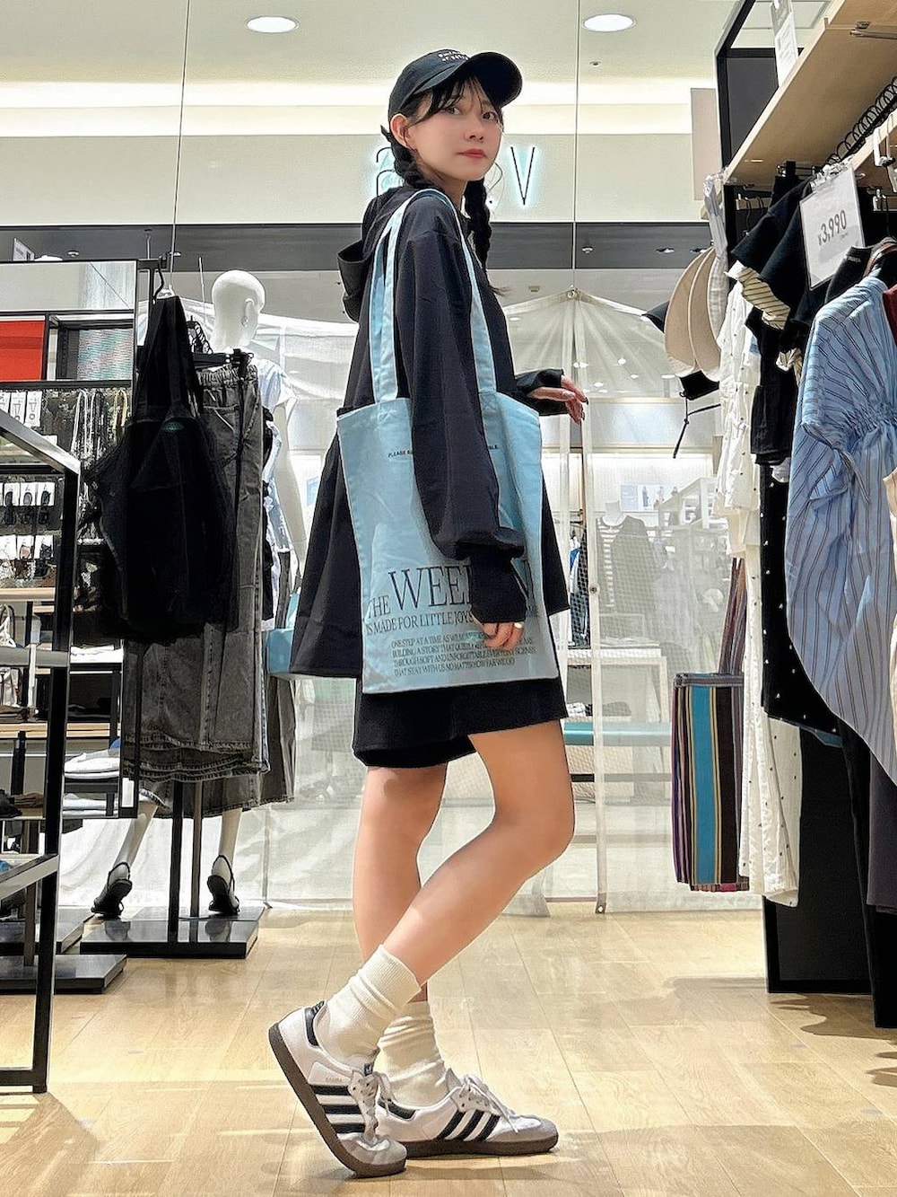 その他のネックレス、ブラック系のキャップ、ブラック系のラッシュガードを着用したレディースの夏コーディネートの3枚目の写真