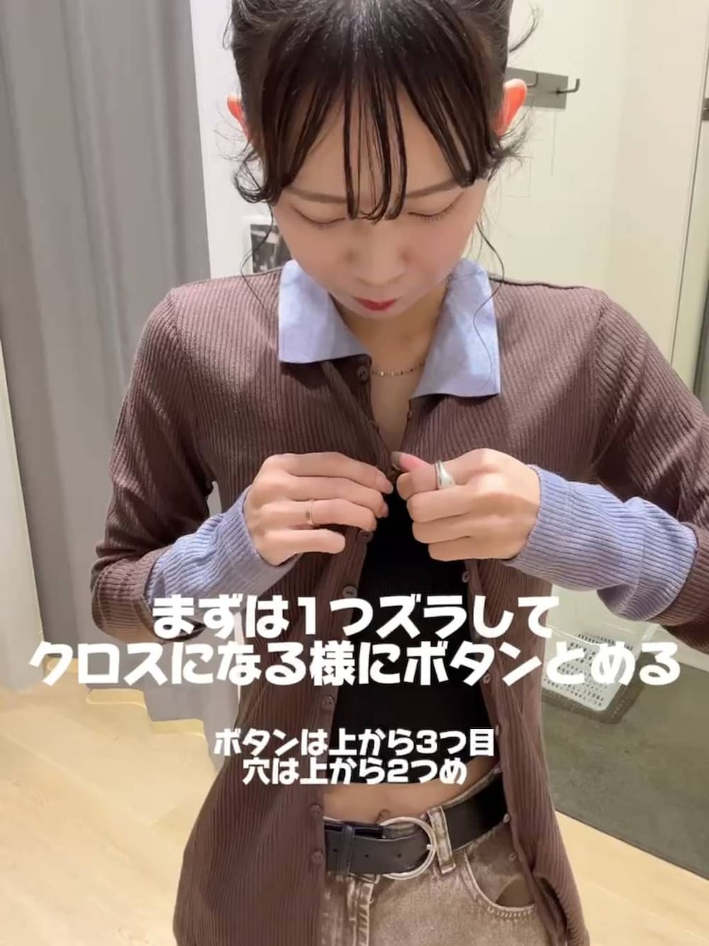 ブラウン系のニット/セーターを着用したレディースの秋コーディネートの2枚目の写真