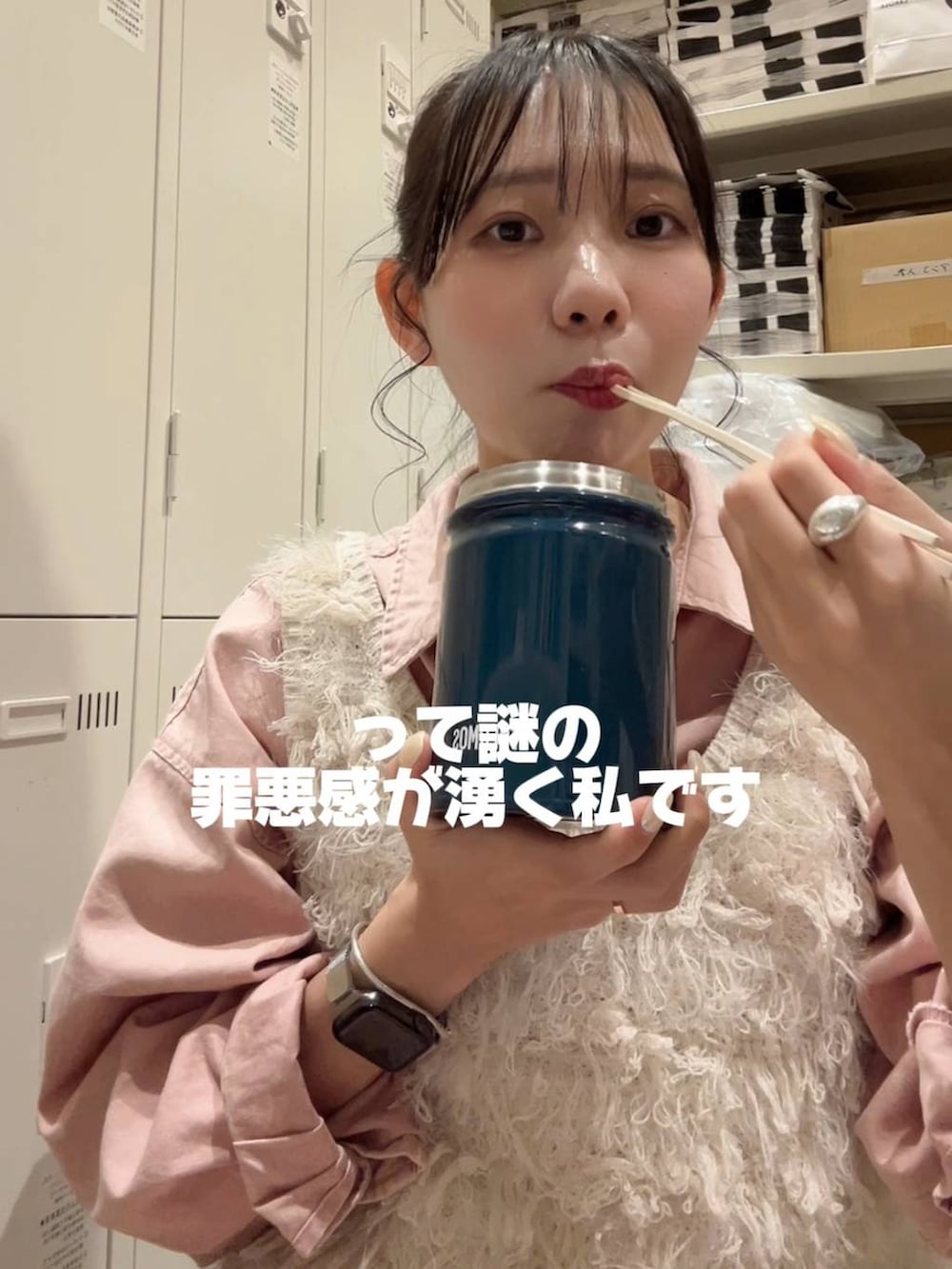 ホワイト系のベスト、ピンク系のシャツ/ブラウスを着用したレディースの冬コーディネートの2枚目の写真