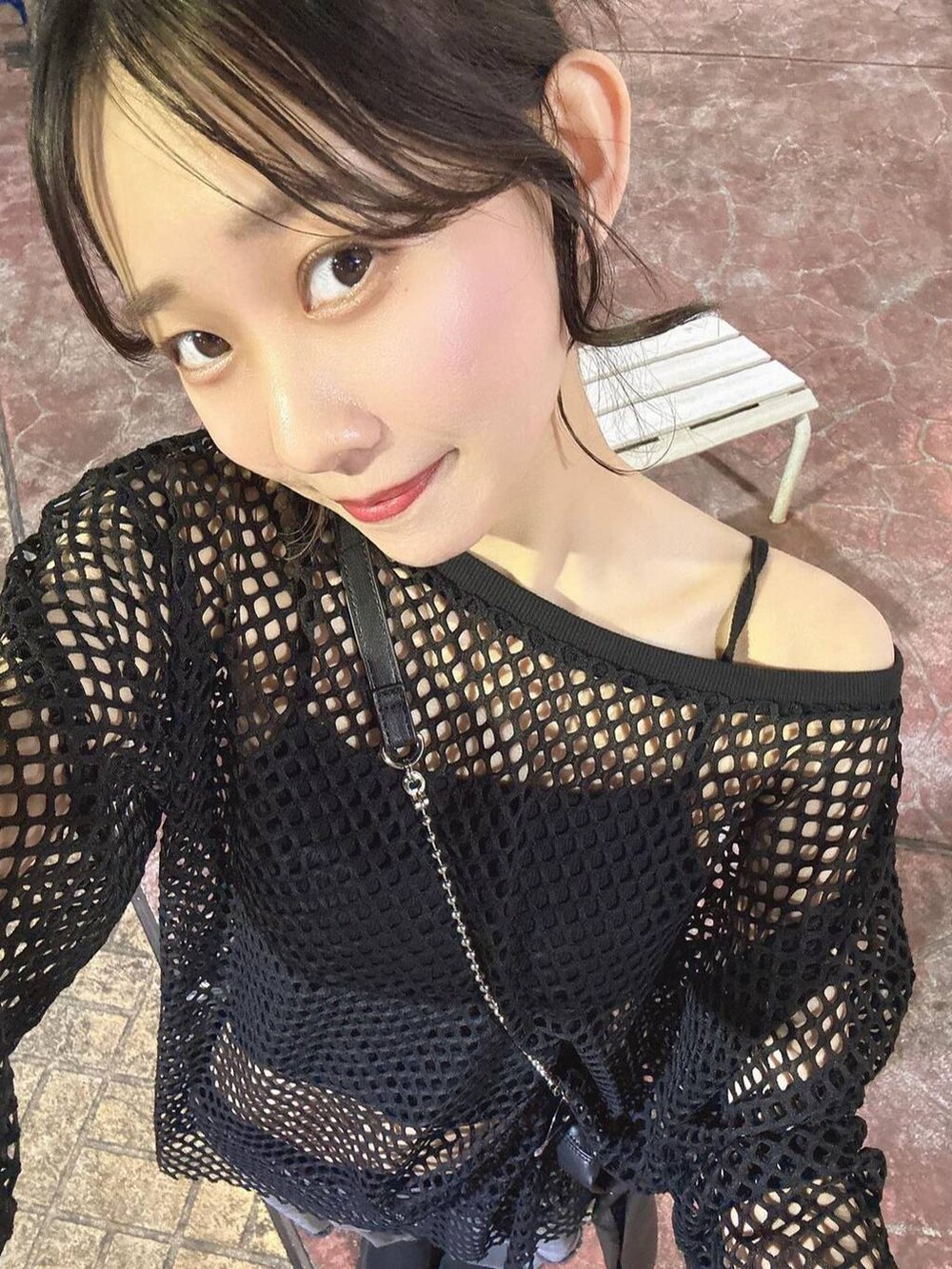 ブラック系のショルダーバッグ、ブラック系のTシャツ/カットソー、グレー系のデニムパンツを着用したレディースの春コーディネートの4枚目の写真