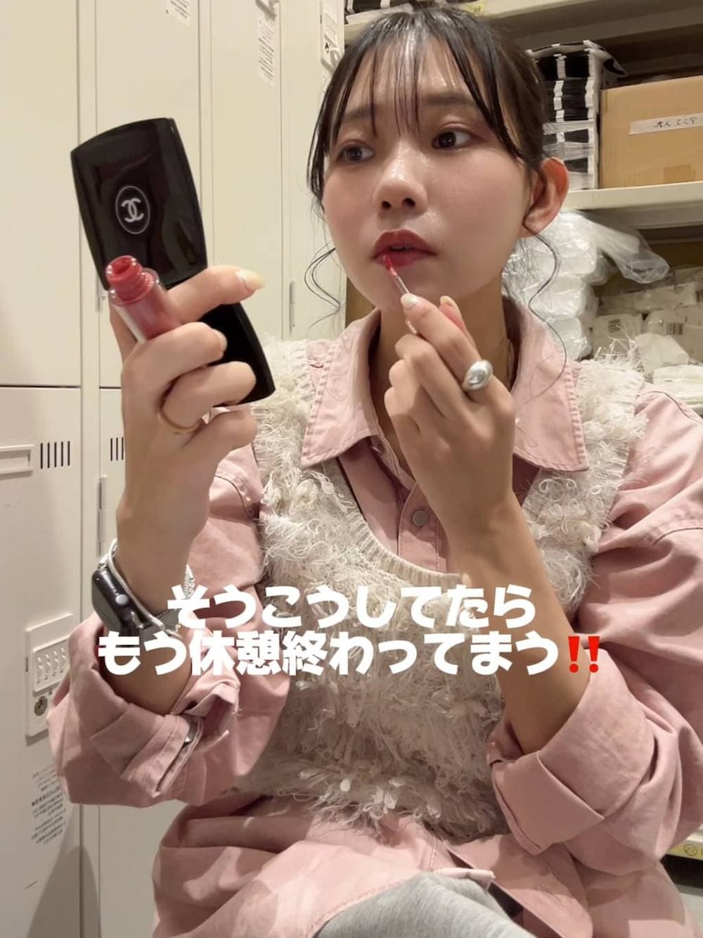 ホワイト系のベスト、ピンク系のシャツ/ブラウスを着用したレディースの冬コーディネートの4枚目の写真