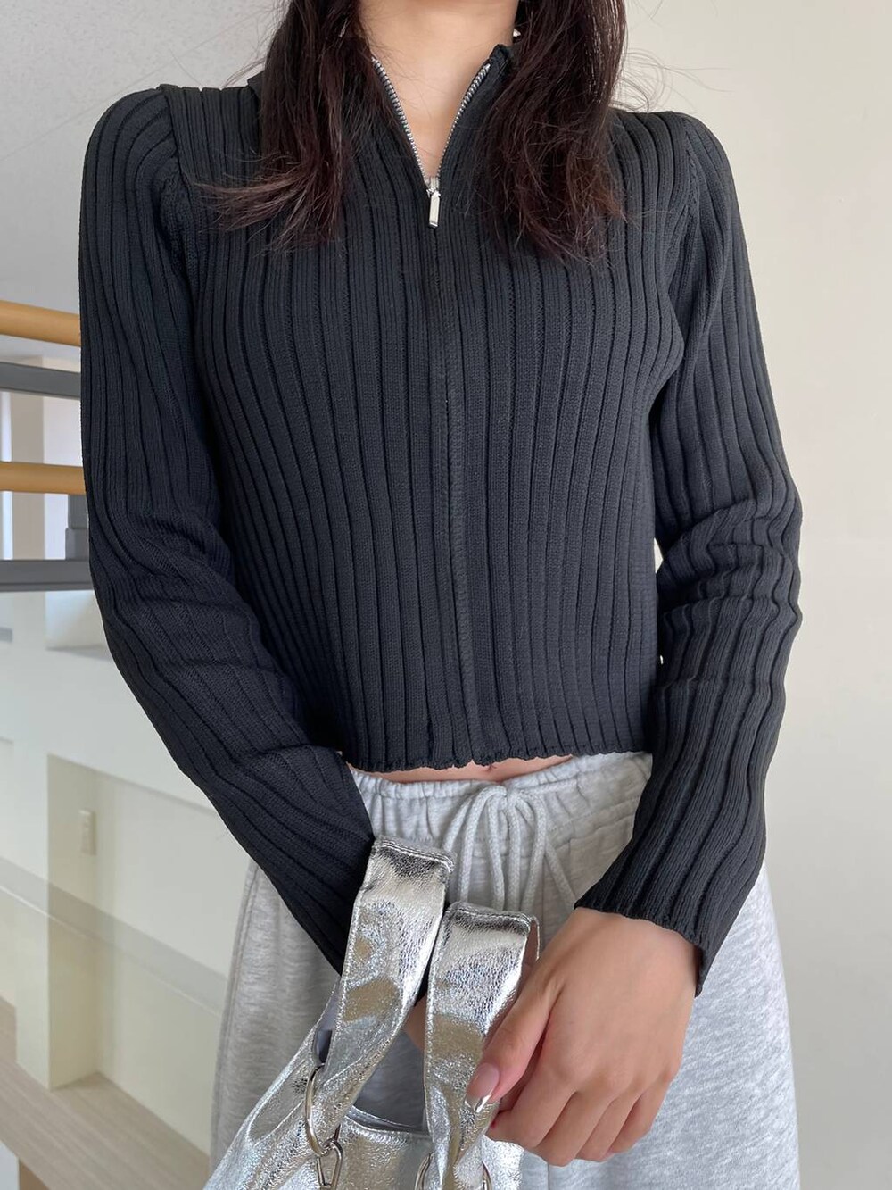 ブラック系のカーディガン/ボレロ、シルバー系のショルダーバッグ、グレー系のスウェットパンツを着用したレディースの春コーディネートの4枚目の写真