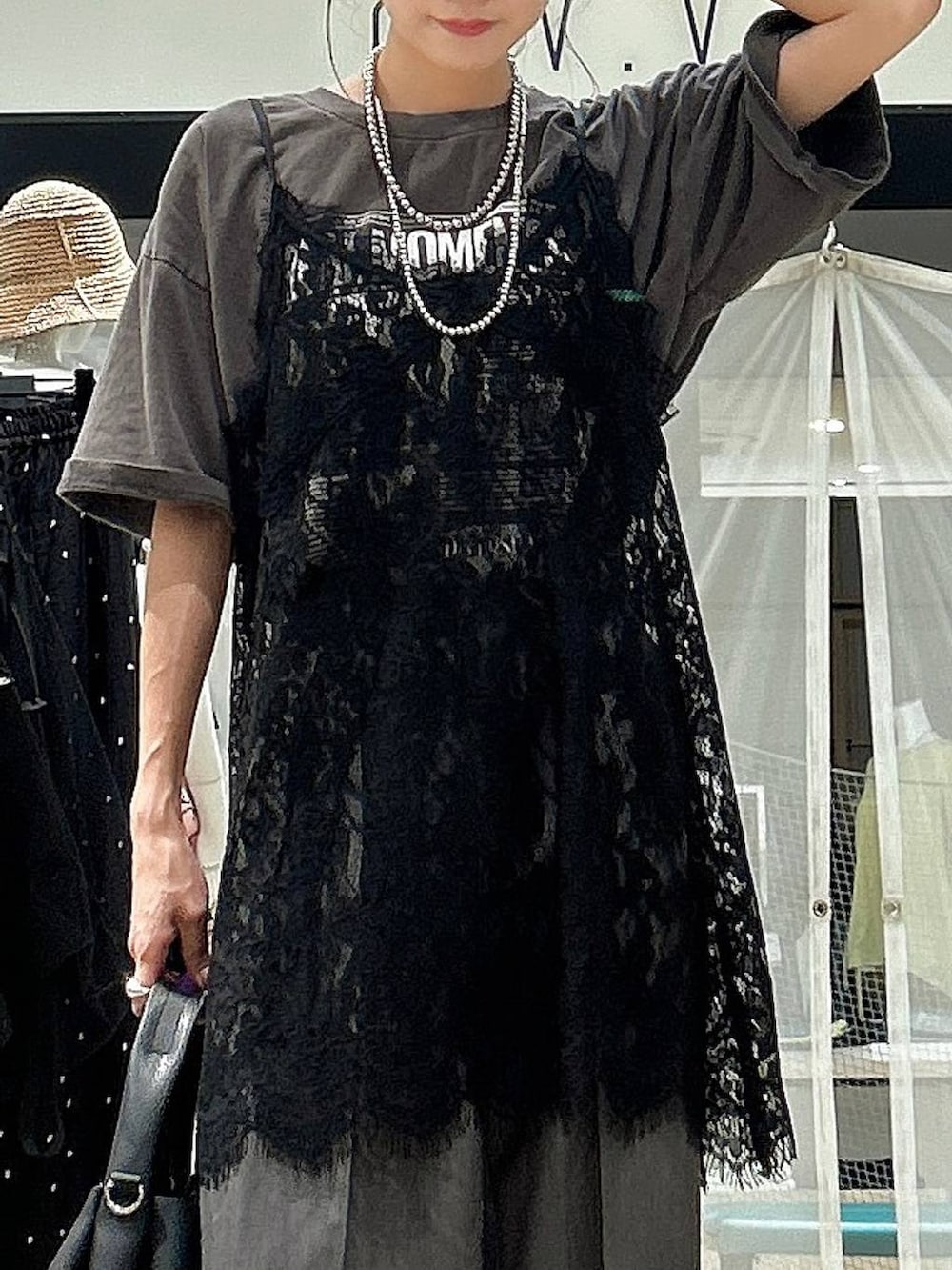 ブラック系のトートバッグ、グレー系のTシャツ/カットソー、ブラック系のワンピースを着用したレディースの夏コーディネートの2枚目の写真