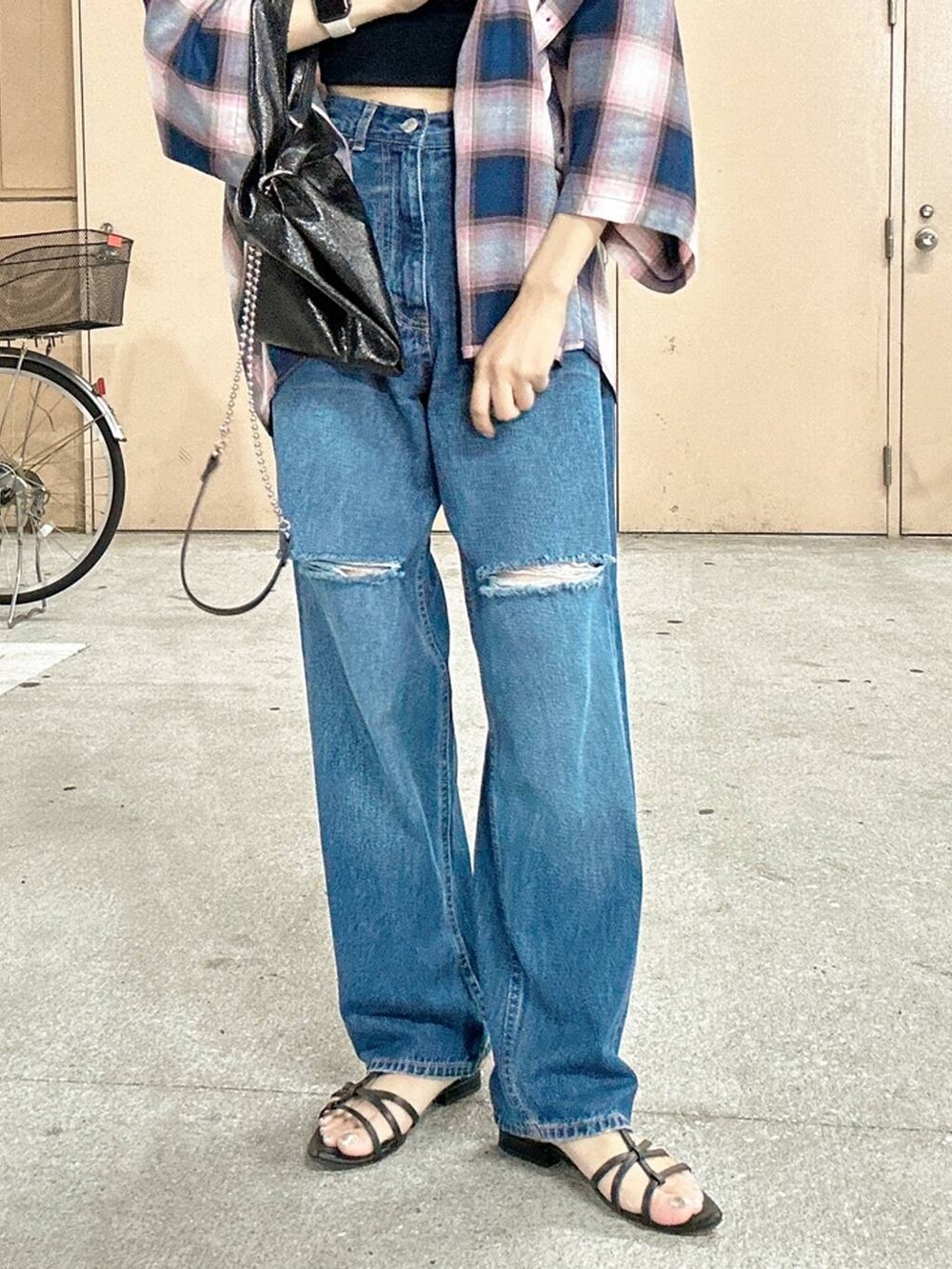 ブラック系のショルダーバッグ、ブルー系のキャミソール、ブルー系のデニムパンツを着用したレディースの夏コーディネートの4枚目の写真