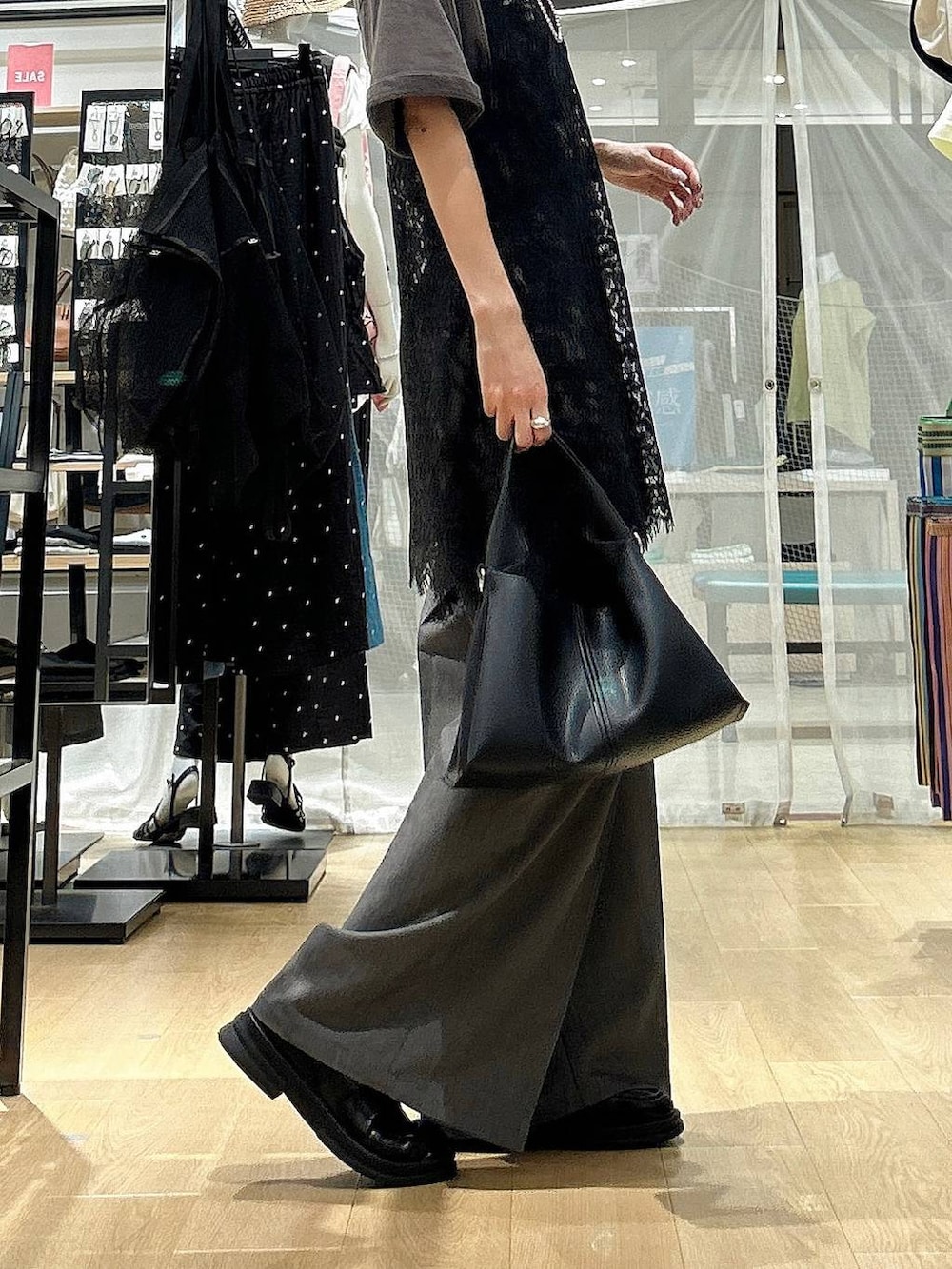 ブラック系のトートバッグ、グレー系のTシャツ/カットソー、ブラック系のワンピースを着用したレディースの夏コーディネートの4枚目の写真