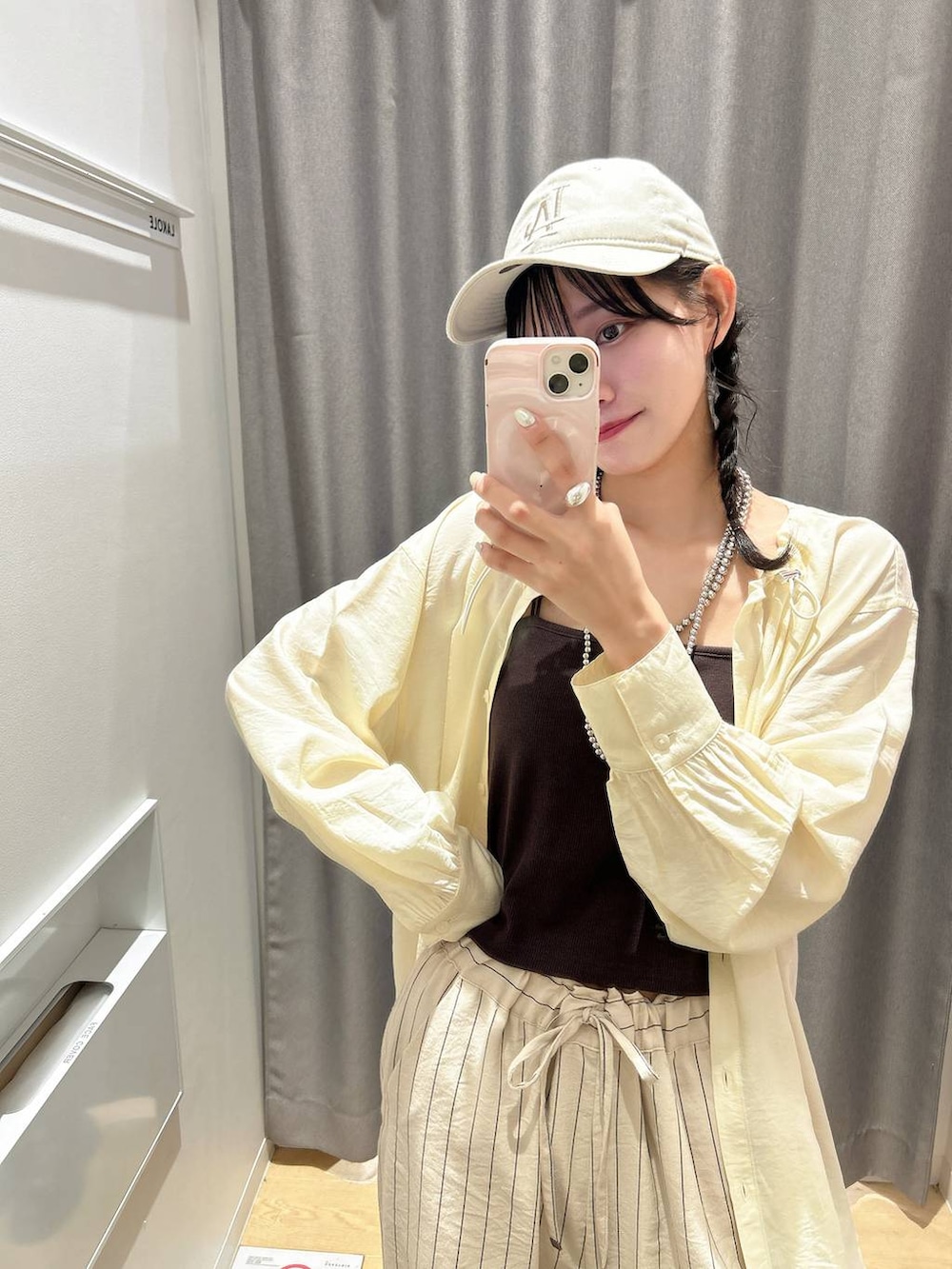 ブラック系のボストンバッグ、ホワイト系のその他パンツ、イエロー系のシャツ/ブラウスを着用したレディースの春コーディネートの6枚目の写真