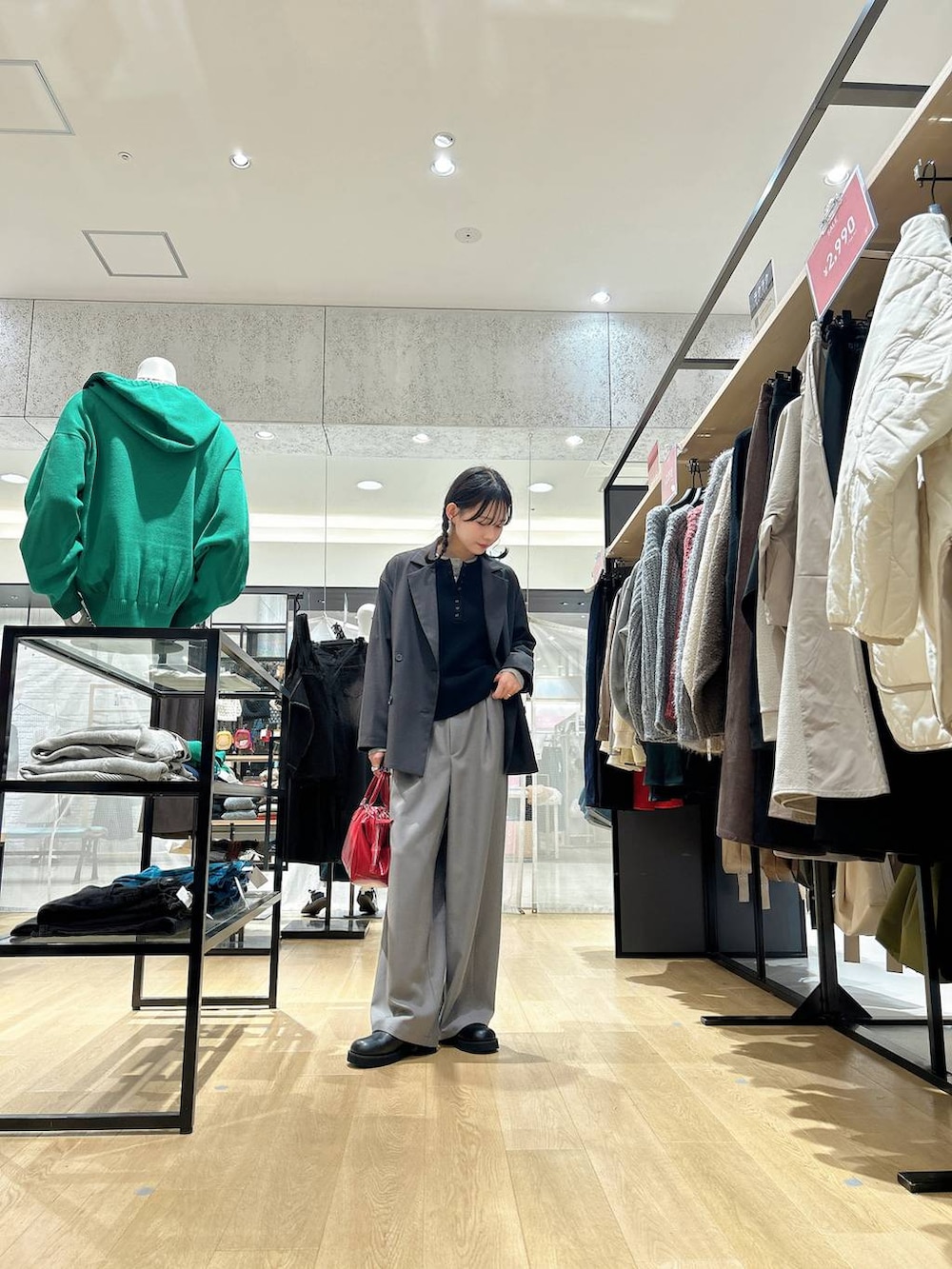 グレー系のスラックス、グレー系のテーラードジャケット、グレー系のニット/セーターを着用したレディースの冬コーディネートの2枚目の写真