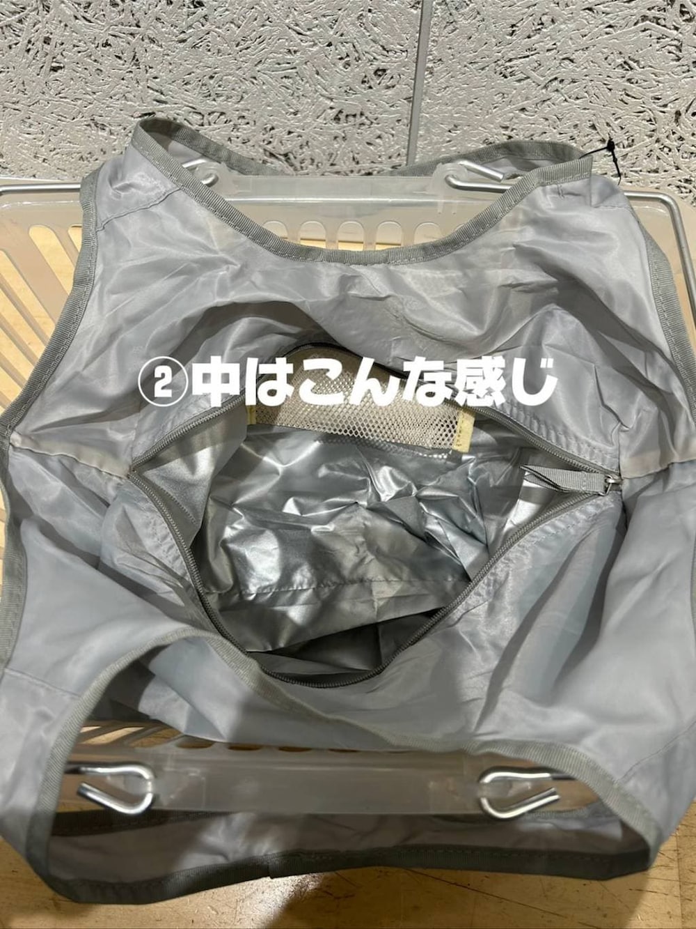 グレー系のエコバッグ/サブバッグ、グレー系のエコバッグ/サブバッグを着用したレディースの冬コーディネートの4枚目の写真