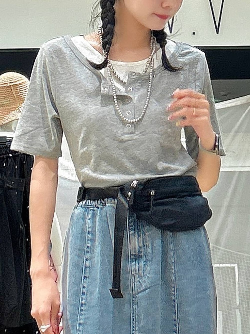 ブラック系のボディバッグ/ウエストポーチ、ブラック系のサンダル、グレー系のTシャツ/カットソーを着用したレディースの夏コーディネートの4枚目の写真