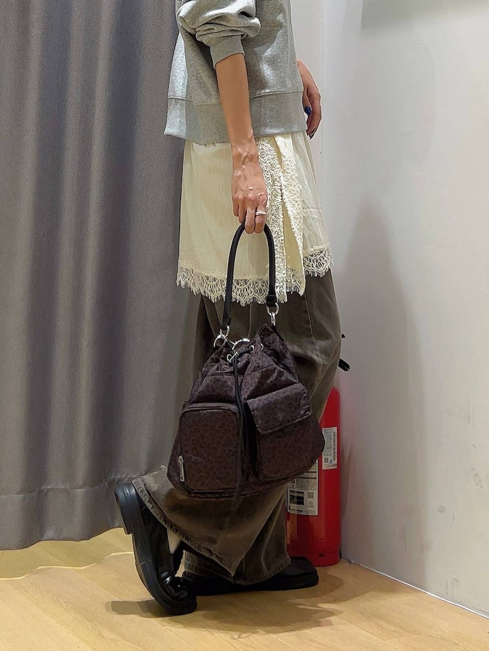 その他のハンドバッグ、ブラウン系のデニムパンツ、ホワイト系のワンピースを着用したレディースの秋コーディネートの5枚目の写真