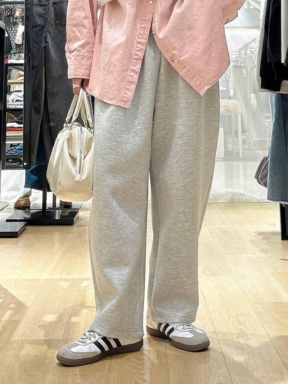 ホワイト系のベスト、ピンク系のシャツ/ブラウスを着用したレディースの冬コーディネートの8枚目の写真