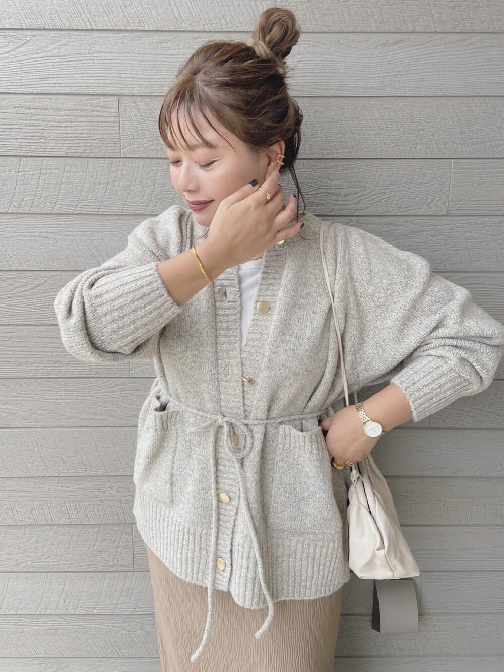 「秋のコーデ、秋服まるっと大公開、きれいめカジュアル、休日スタイル、おでかけコーデ、大人女子、秋カラー、オーバーサイズ、ニット、カーディガン」｜「BONLECILLのボリュームショルダーメランジ起毛ニットカーディガン（カーディガン/ボレロ、ベージュ系）」を使った、makikiさん（レディース・158cm）の秋コーディネートの2枚目の写真